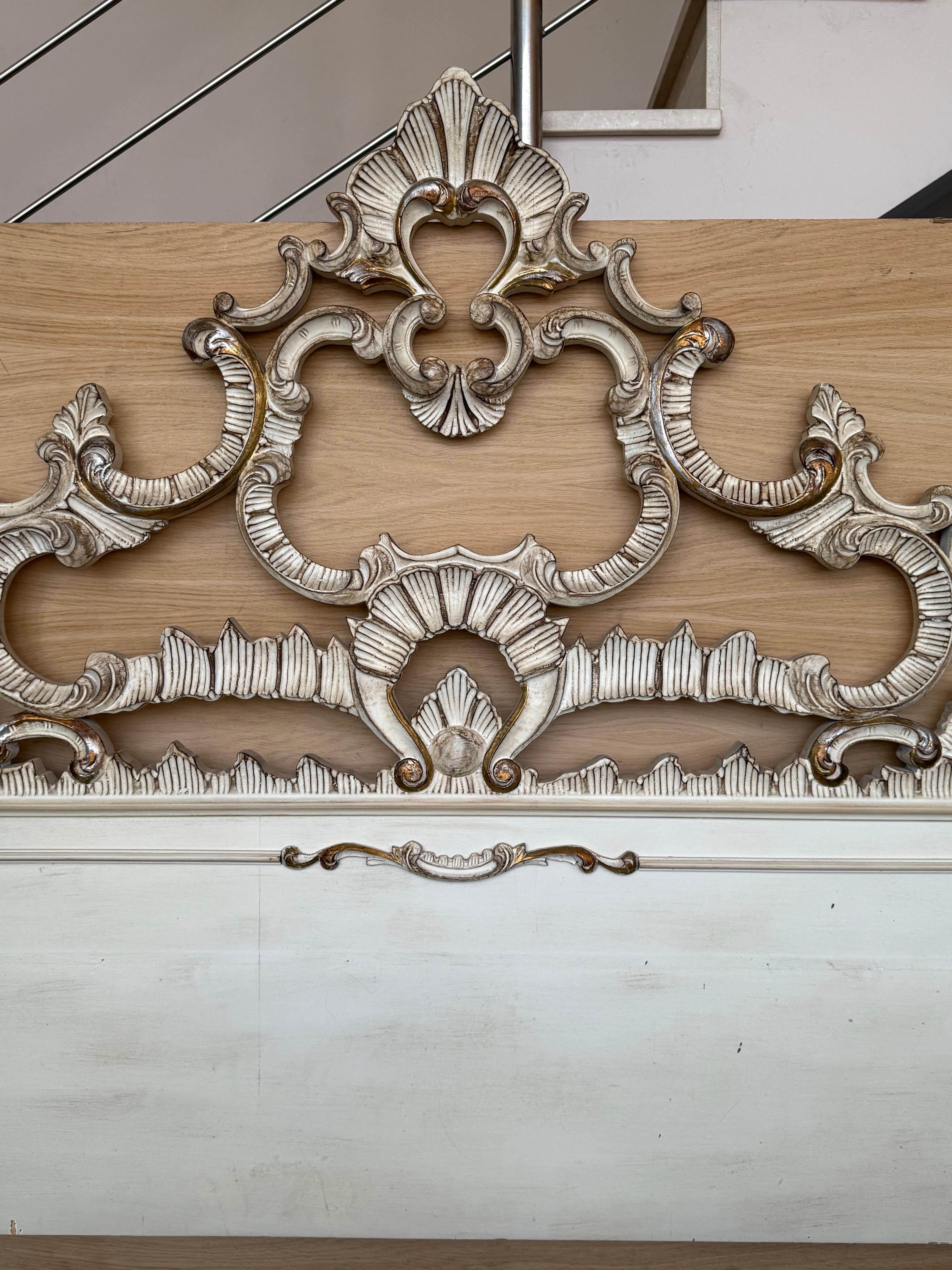 Geschnitztes spanisches Rokoko-Kopfteil in Silber aus den 1950er Jahren von Mariano Garcia (20. Jahrhundert) im Angebot