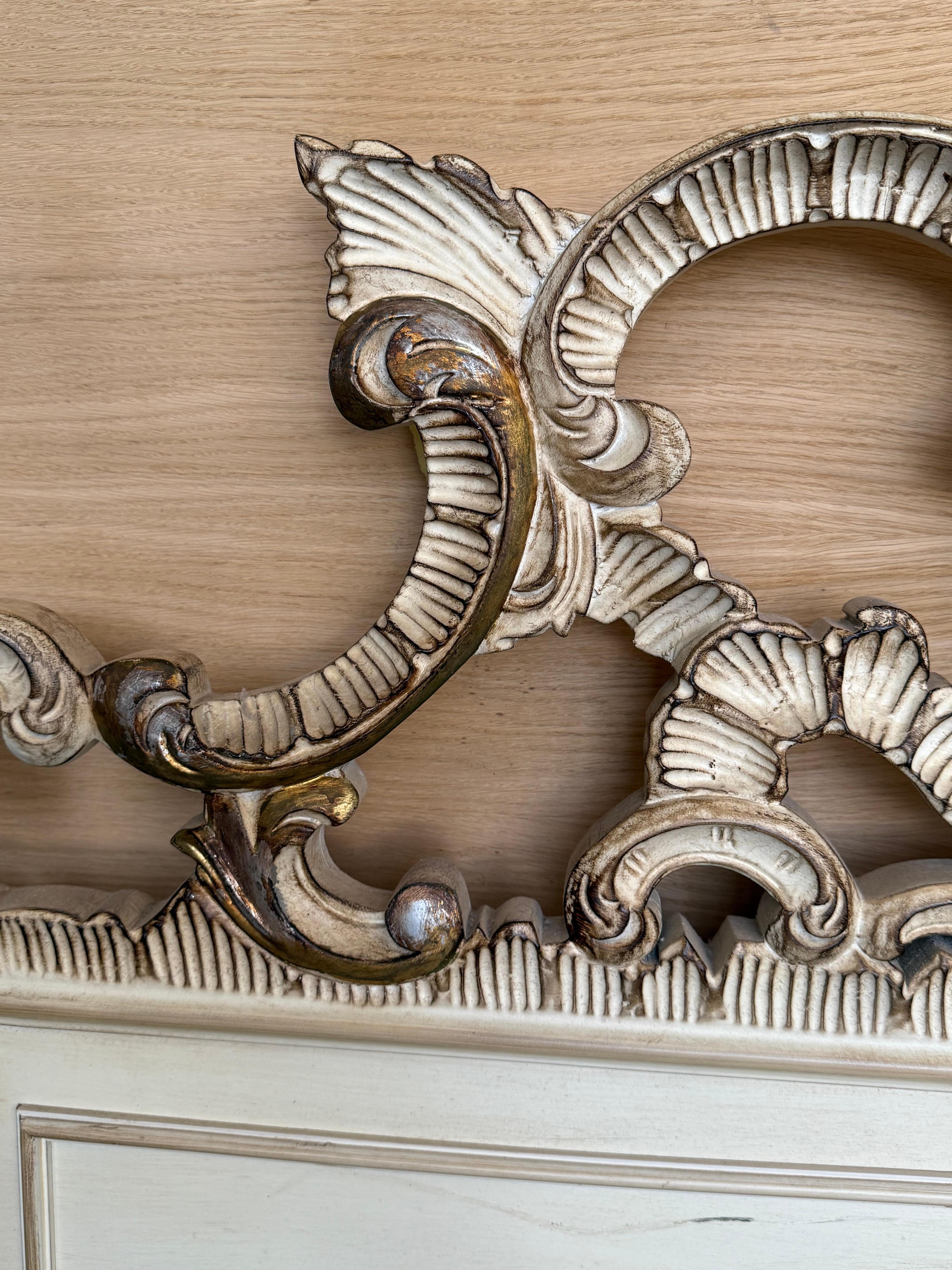 Geschnitztes spanisches Rokoko-Kopfteil in Silber aus den 1950er Jahren von Mariano Garcia (Holz) im Angebot