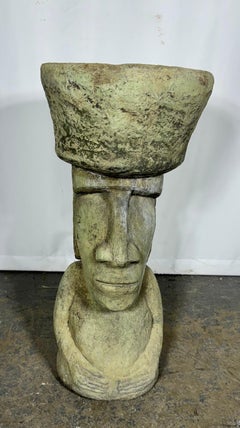Scultura dell'Isola di Pasqua (tiki) in pietra scolpita del 1950, fontana, vasca per uccelli, alta 30".