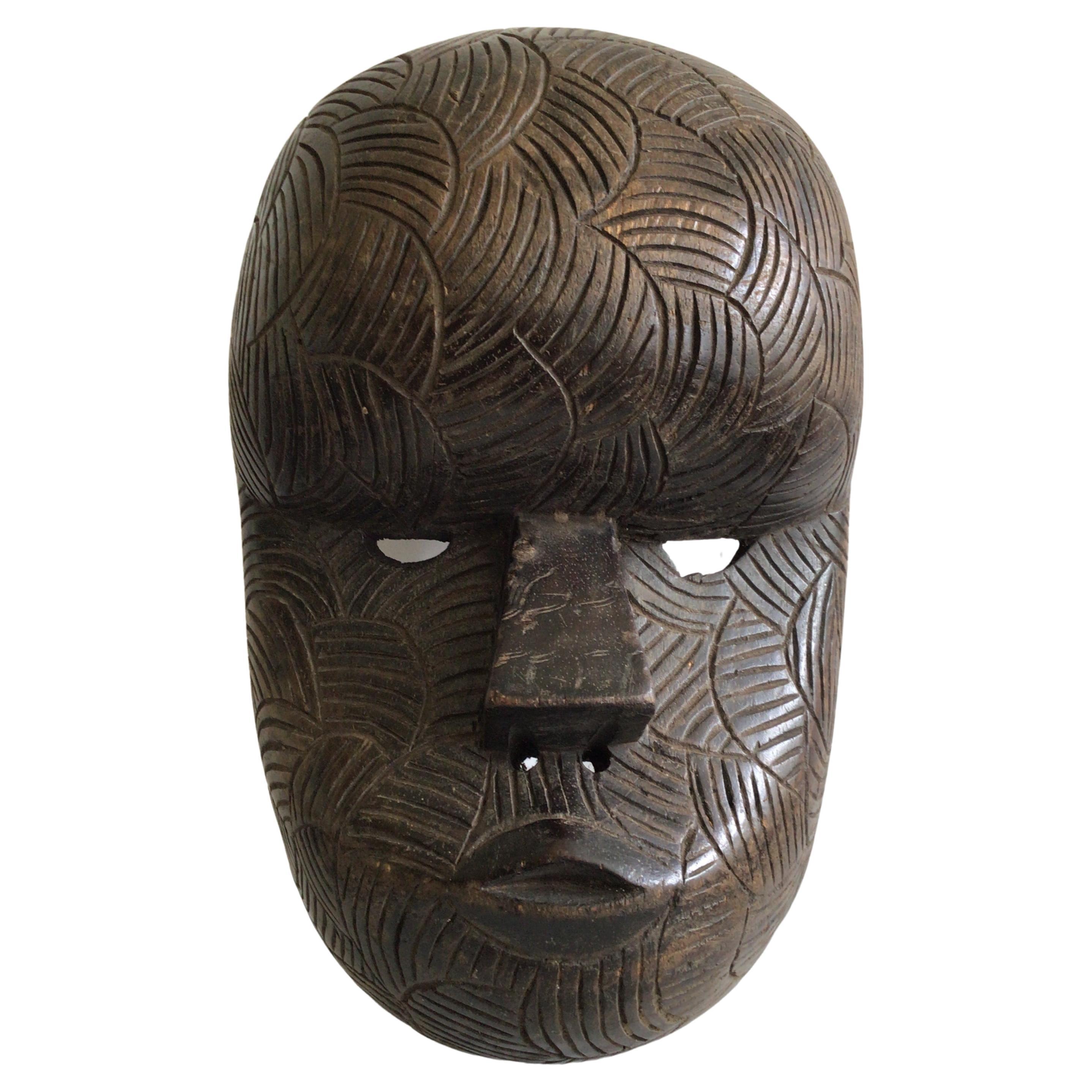 Masque africain en bois sculpté des années 1950