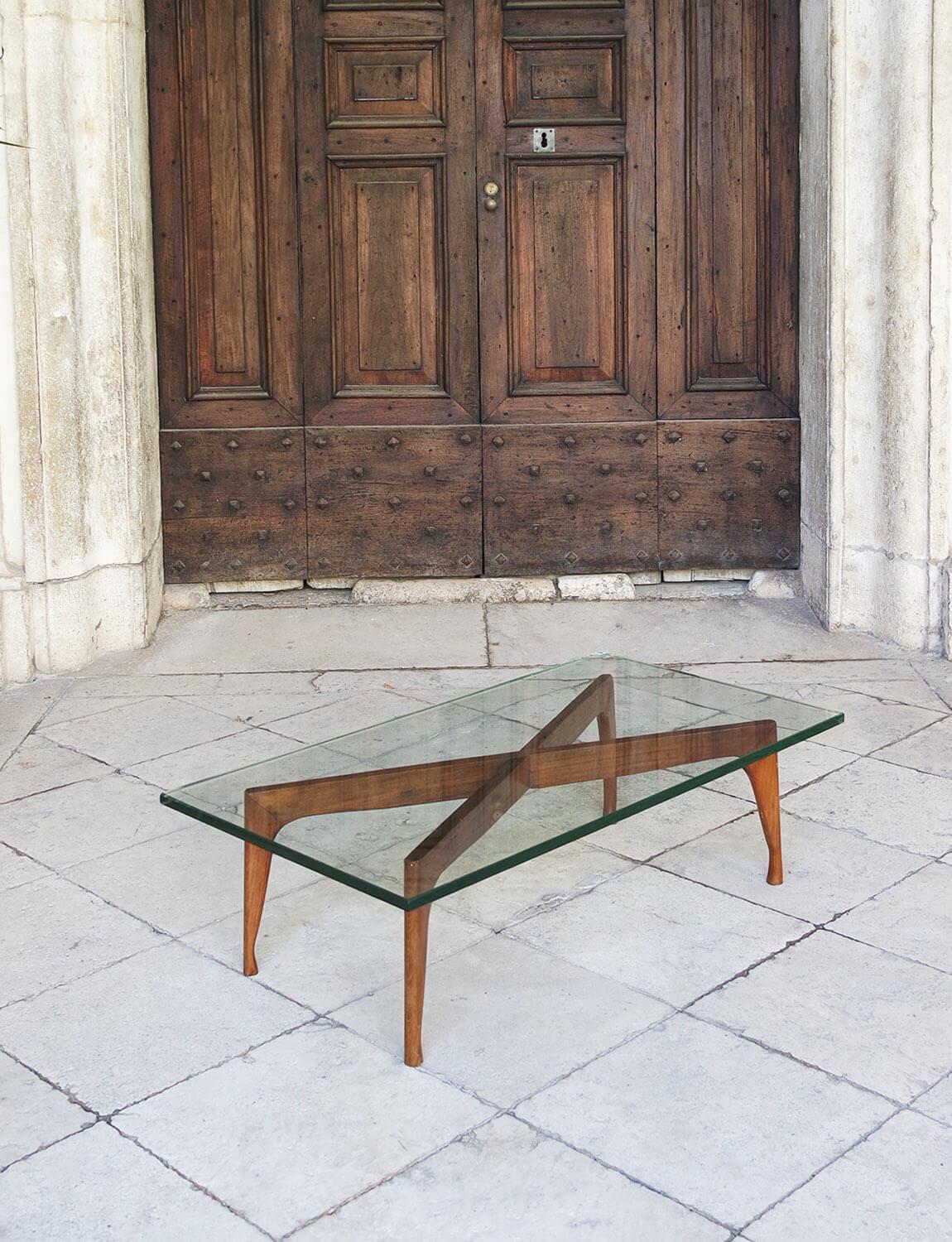 1950s Carved Wood and Glass Coffee Table attributed to Fontana Arte In Good Condition For Sale In Roma, IT