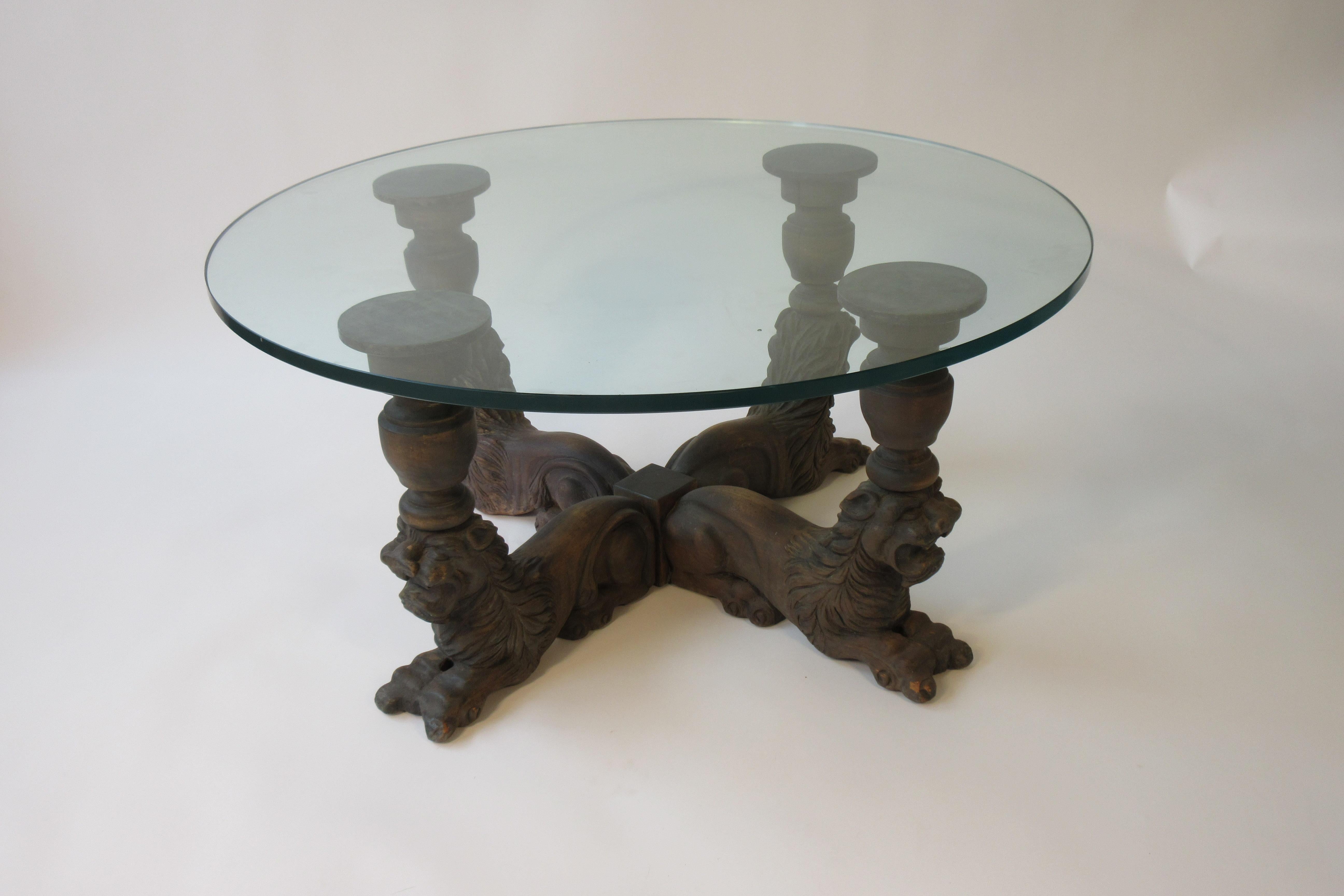 1950s Carved Wood and Glass Lion Coffee Table (Mitte des 20. Jahrhunderts)