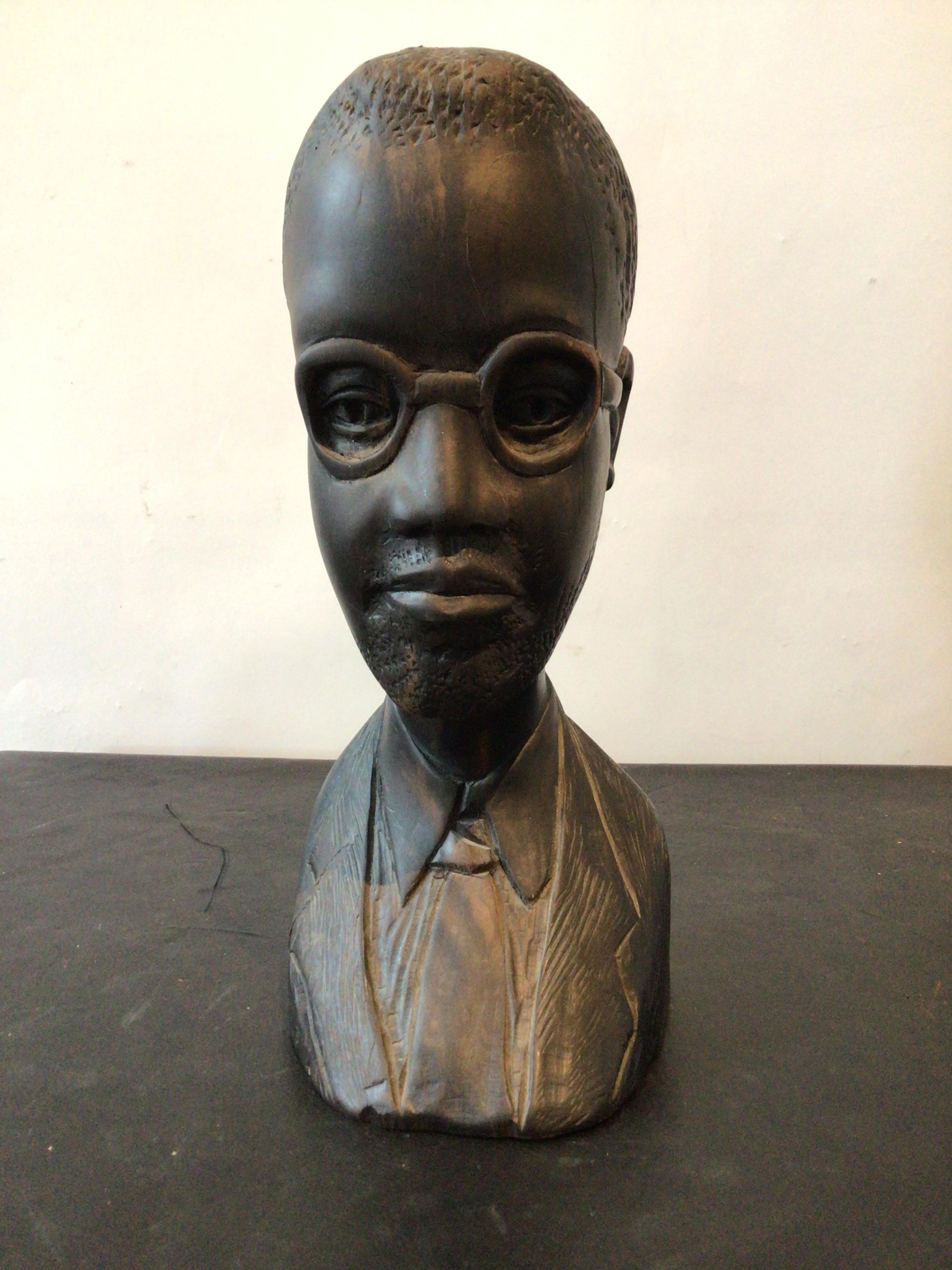 années 1950 Homme en bois sculpté portant des lunettes et un costume.