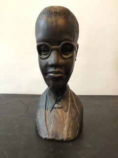 Busto in legno intagliato degli anni '50 di uomo con occhiali e abito