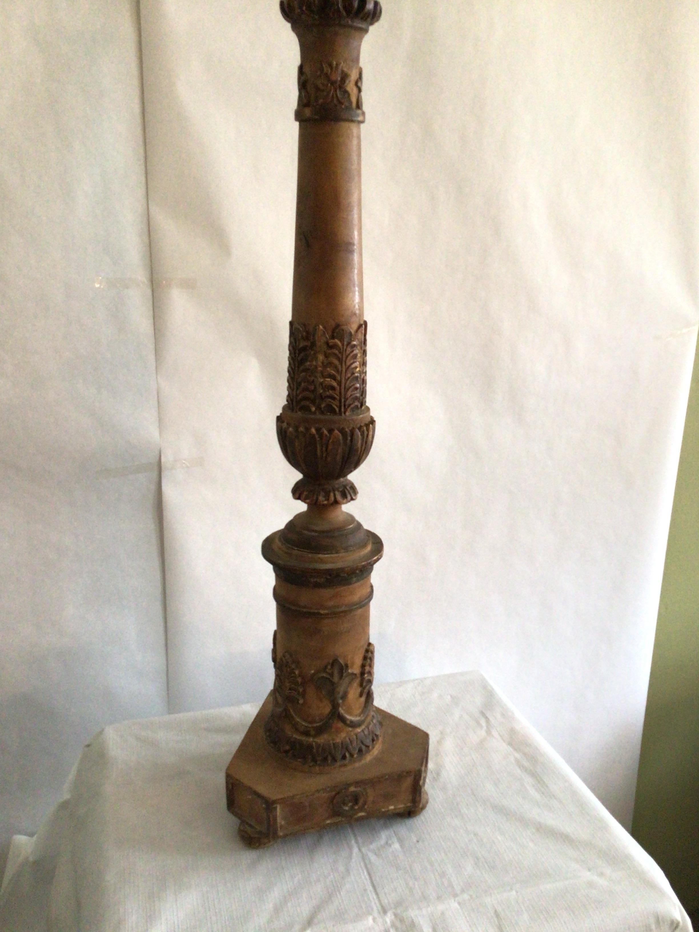 1950s Carved Wood Column Table Lamp In Good Condition For Sale In Tarrytown, NY