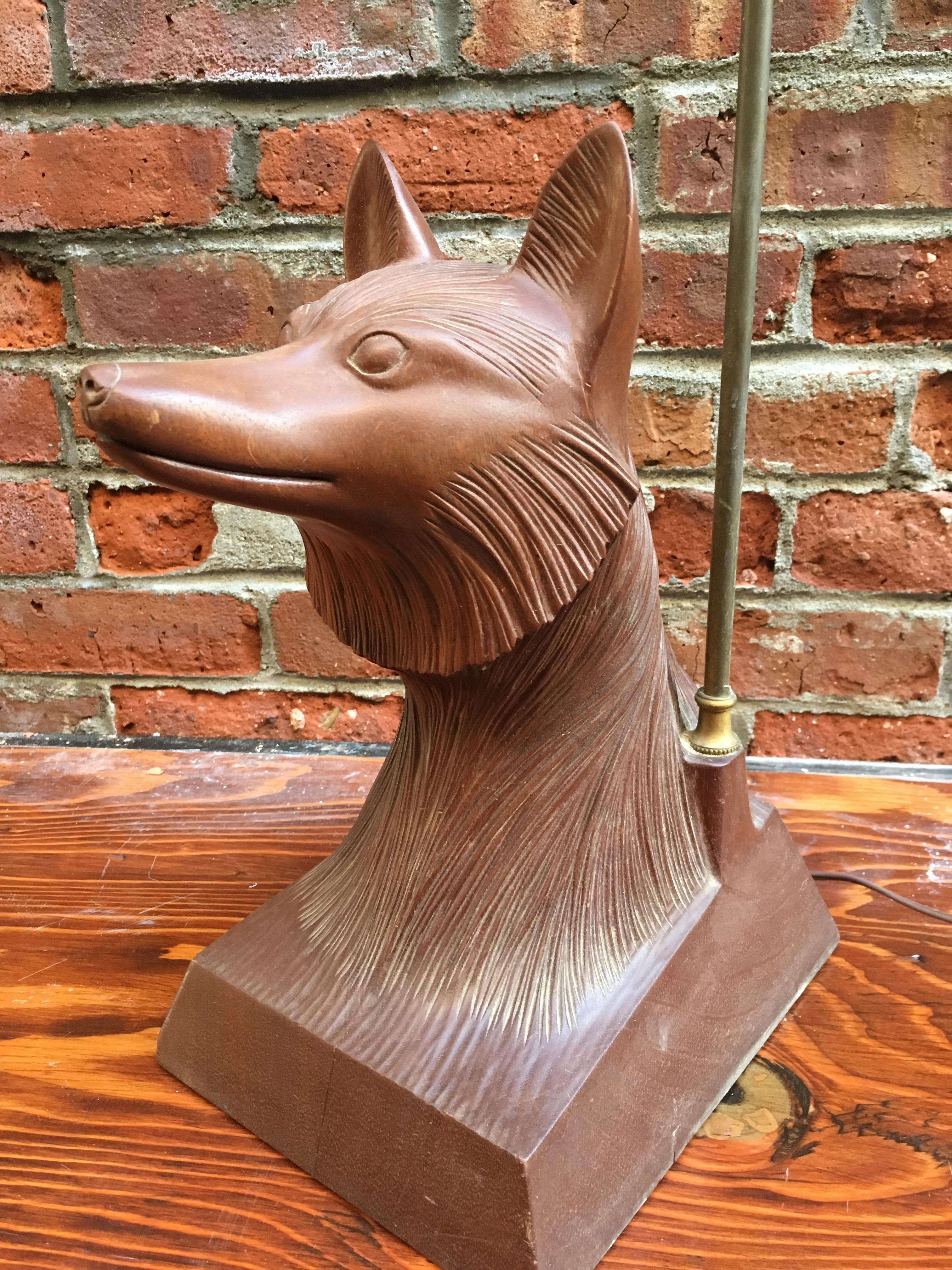 Very distinct and labor intensive solid wood carved fox head table lamp, circa 1950. Signed on the back, Makin. Very good working condition. Shade not included.

Approximate carving measurements are 10
