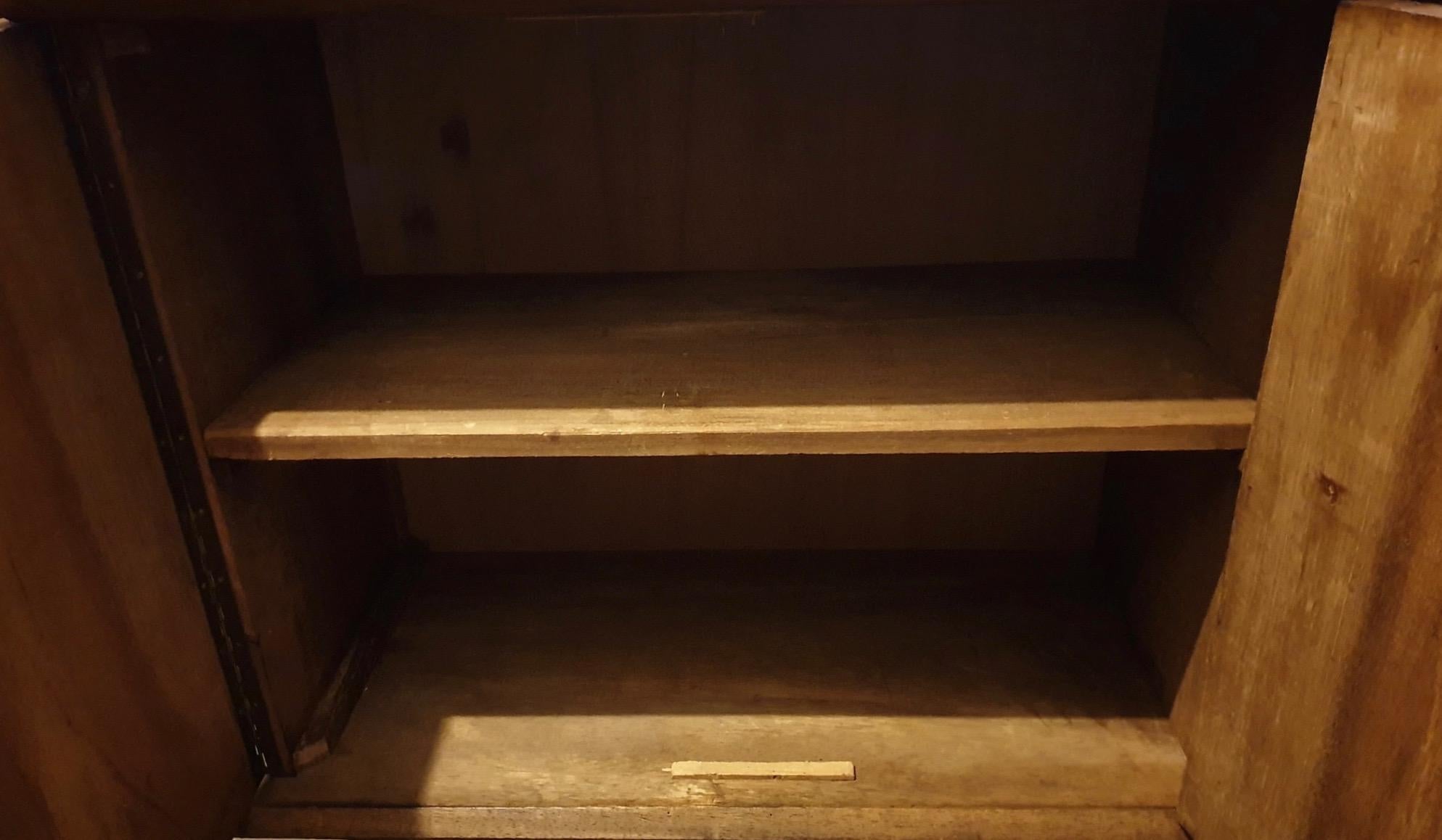 Armoire en bois sculpté des années 1950 en provenance du Congo en vente 3