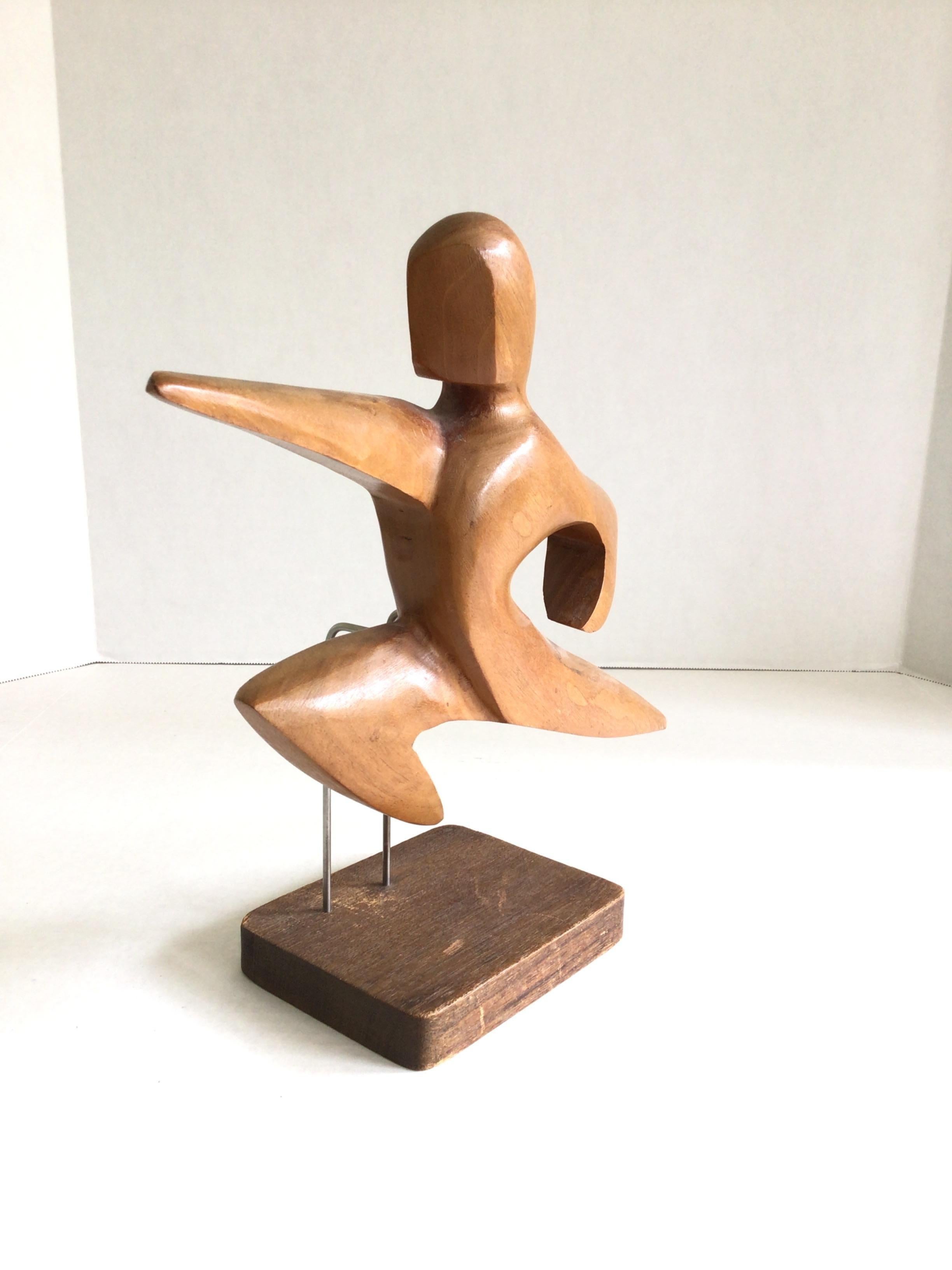 Scultura in legno intagliato in stile Art Carved degli anni '50 raffigurante un uomo che salta su una base di Wood
Nella danza questo sarebbe Jeté con atteggiamento 
Sport, corsa, movimento, danza, avanti