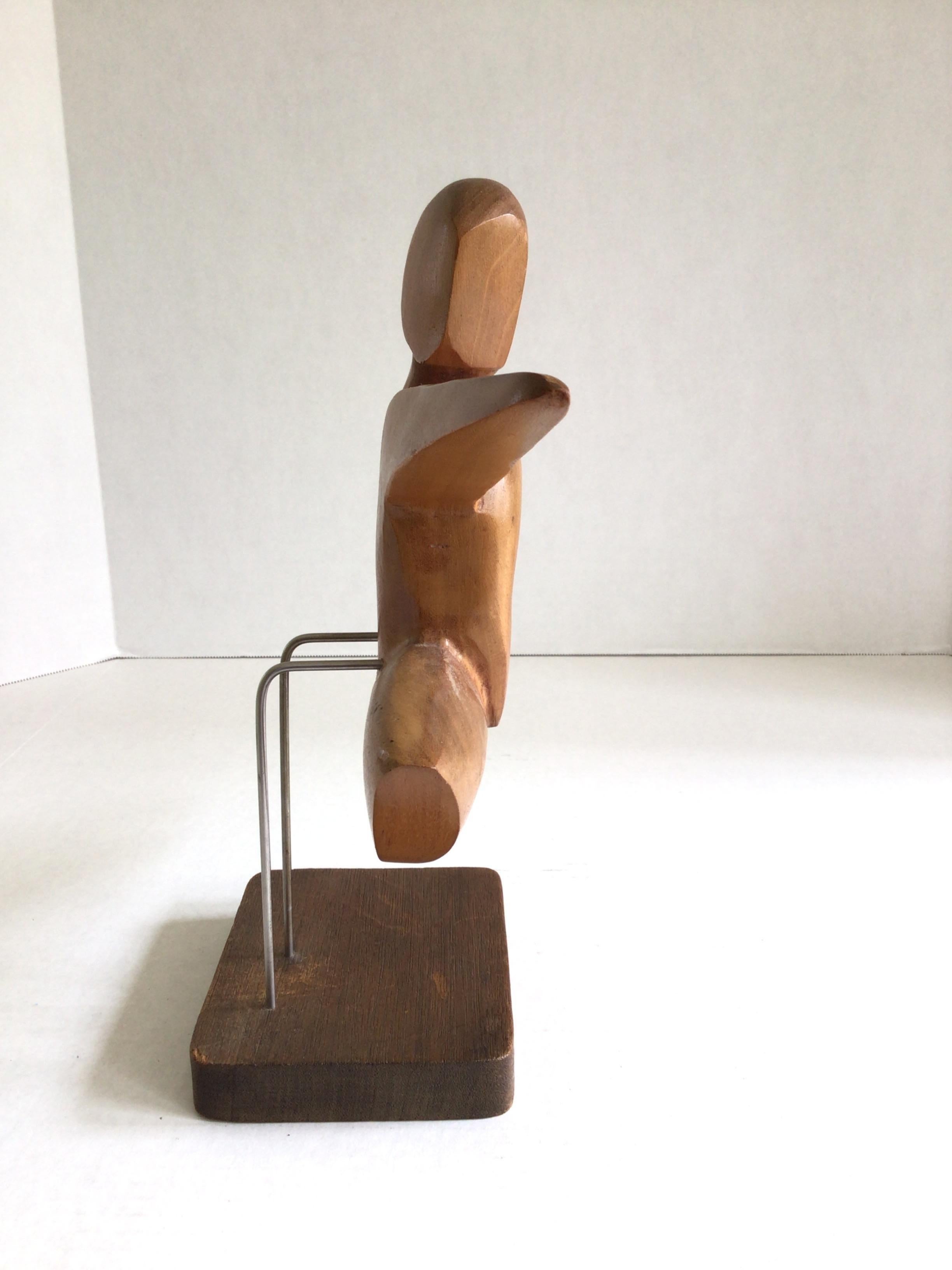 Art Déco Scultura in legno intagliato del 1950 raffigurante un uomo che salta montata su una base in Wood in vendita