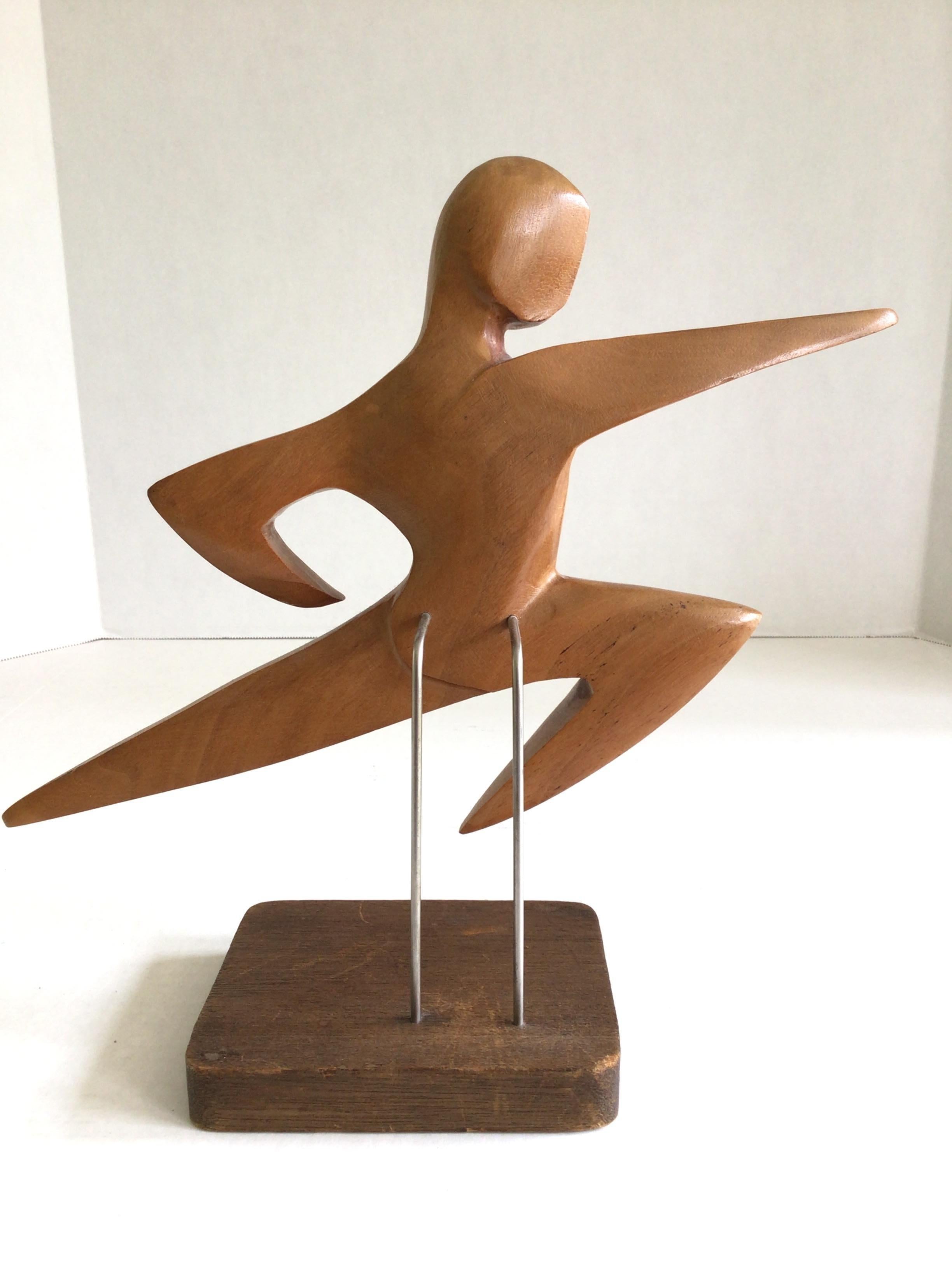 Intagliato a mano Scultura in legno intagliato del 1950 raffigurante un uomo che salta montata su una base in Wood in vendita