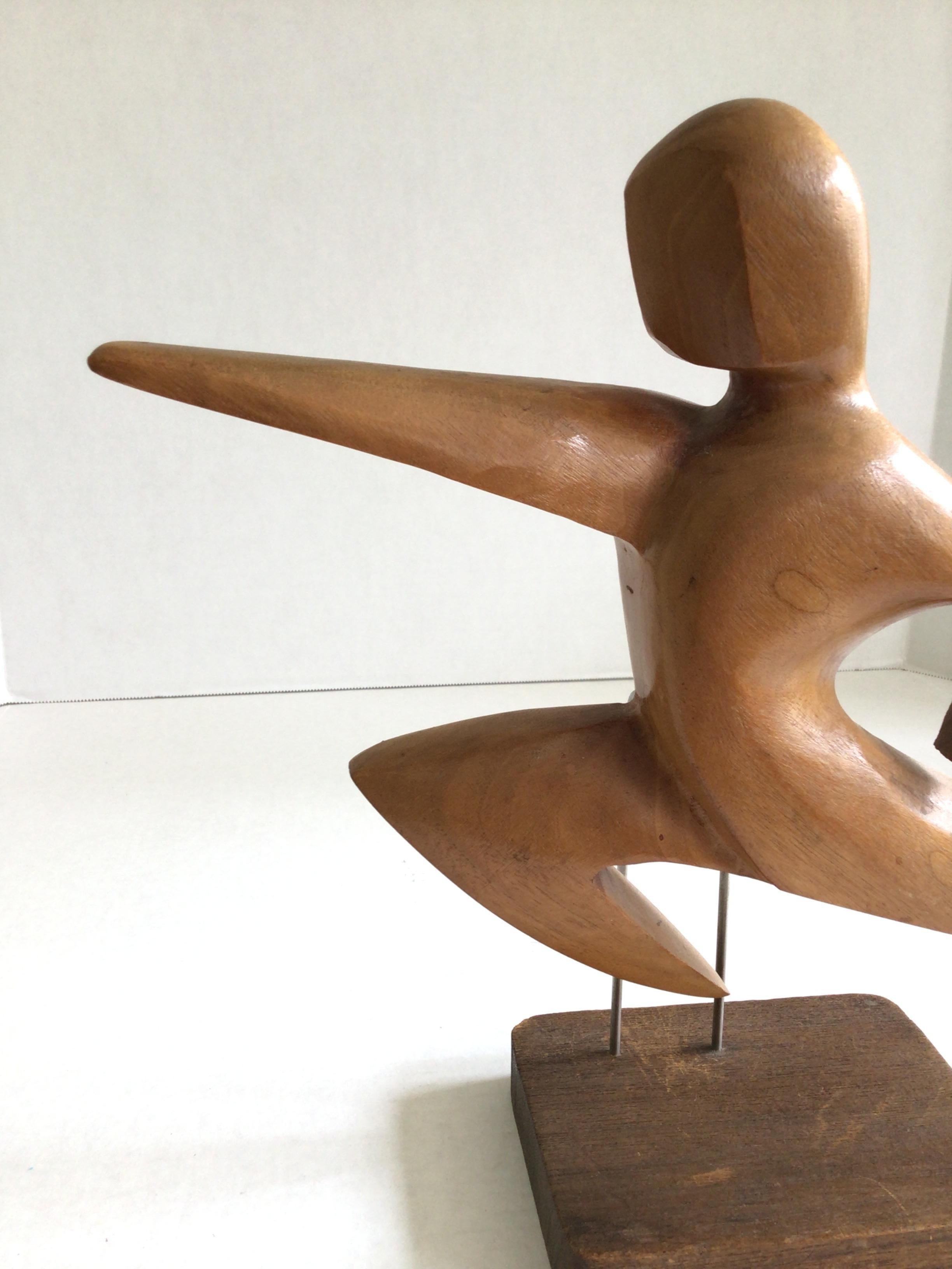 Scultura in legno intagliato del 1950 raffigurante un uomo che salta montata su una base in Wood In condizioni buone in vendita a Tarrytown, NY