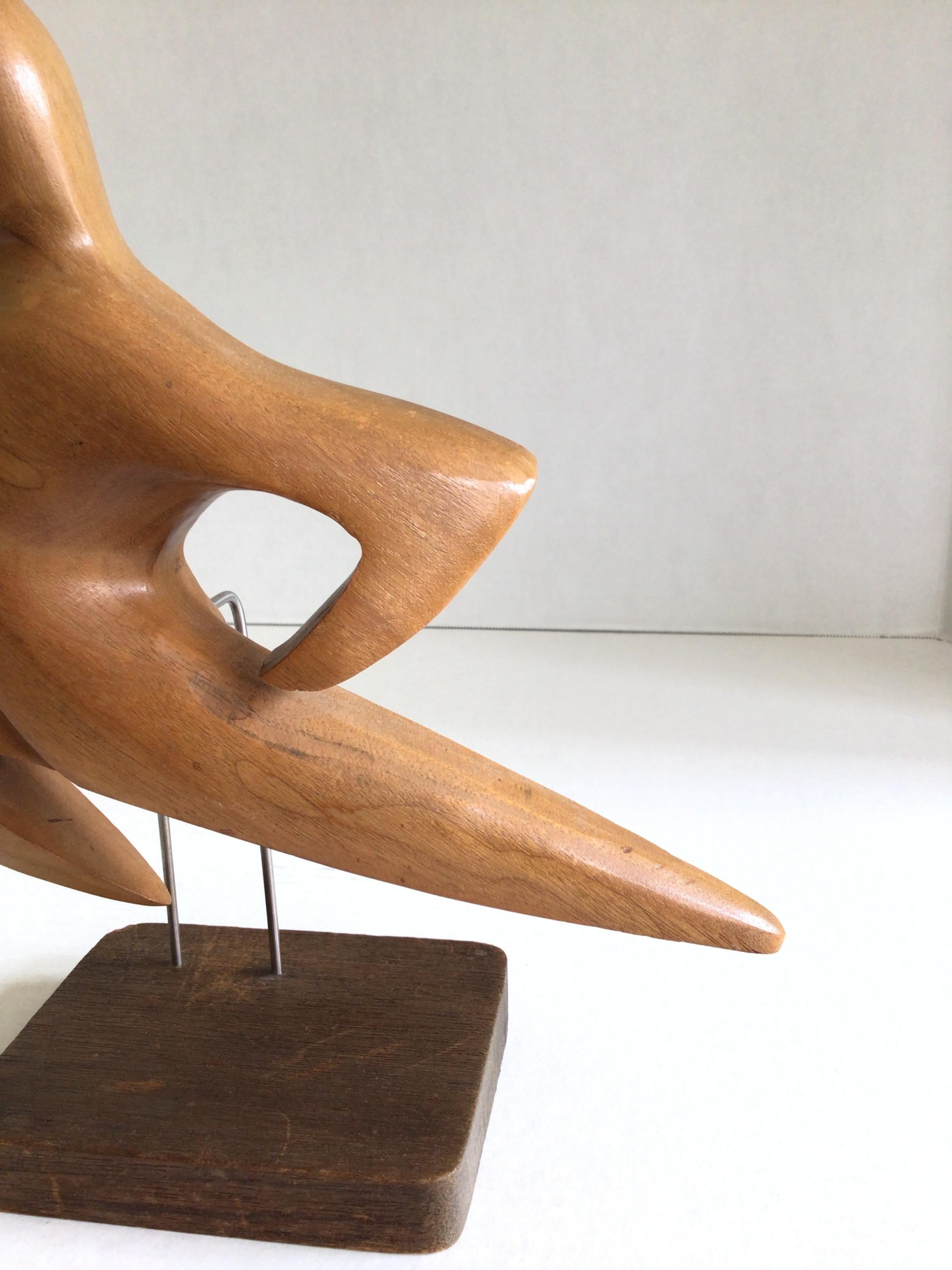 Metà XX secolo Scultura in legno intagliato del 1950 raffigurante un uomo che salta montata su una base in Wood in vendita