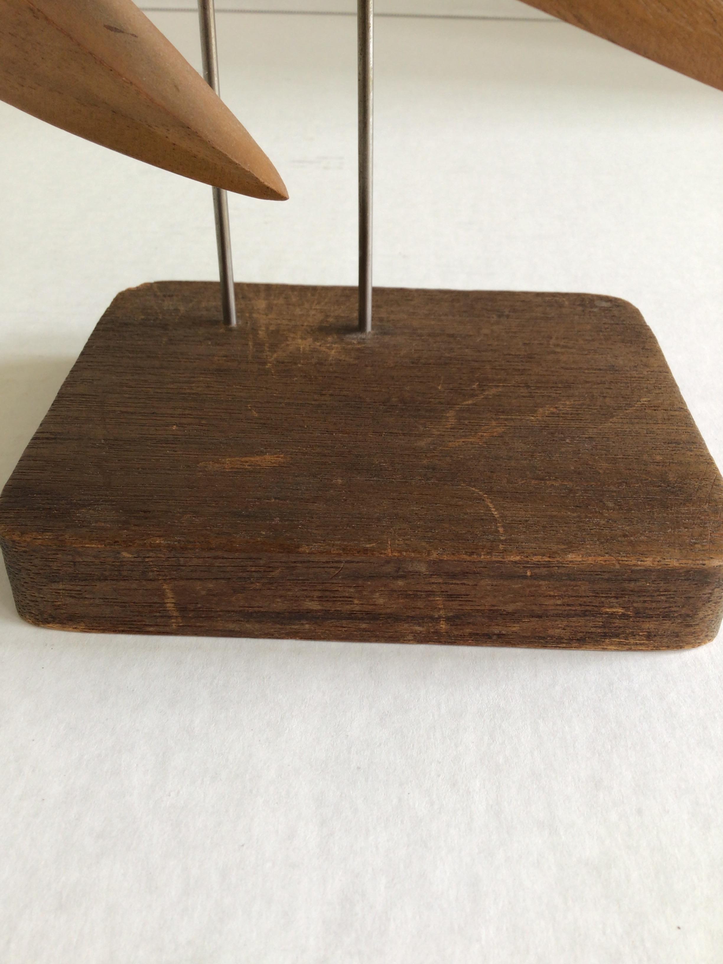 Metallo Scultura in legno intagliato del 1950 raffigurante un uomo che salta montata su una base in Wood in vendita