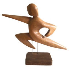 Escultura de madera tallada de los años 50 de un hombre saltando montado sobre una base de madera