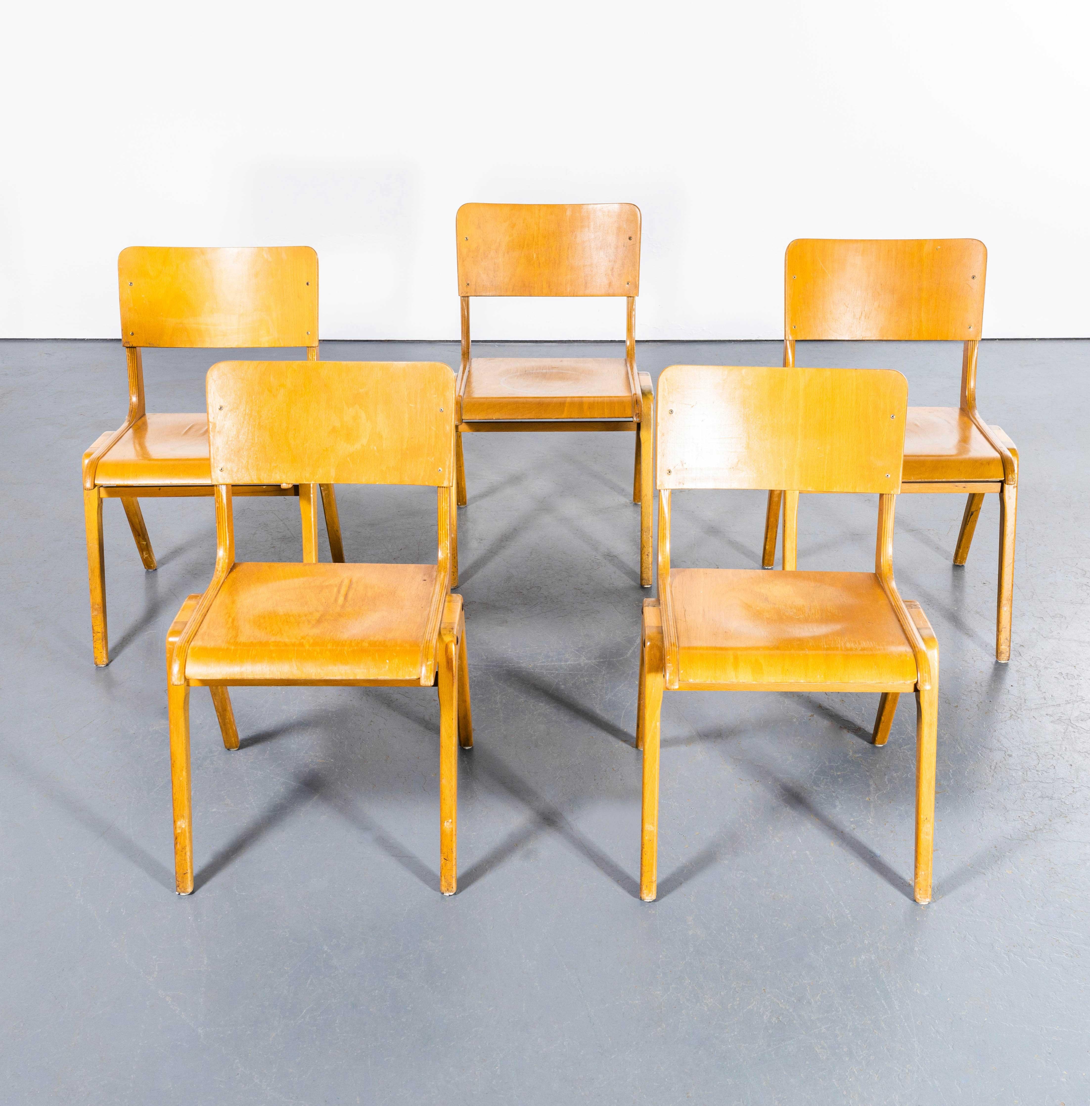 1950's Casala Honig Buche Stacking Dining Chair - Set von fünf. 

Casala ist einer der bekanntesten deutschen Möbelhersteller, der auch heute noch produziert. Unserer Ansicht nach waren die 50/60er Jahre ihre Blütezeit. Dies ist einer ihrer