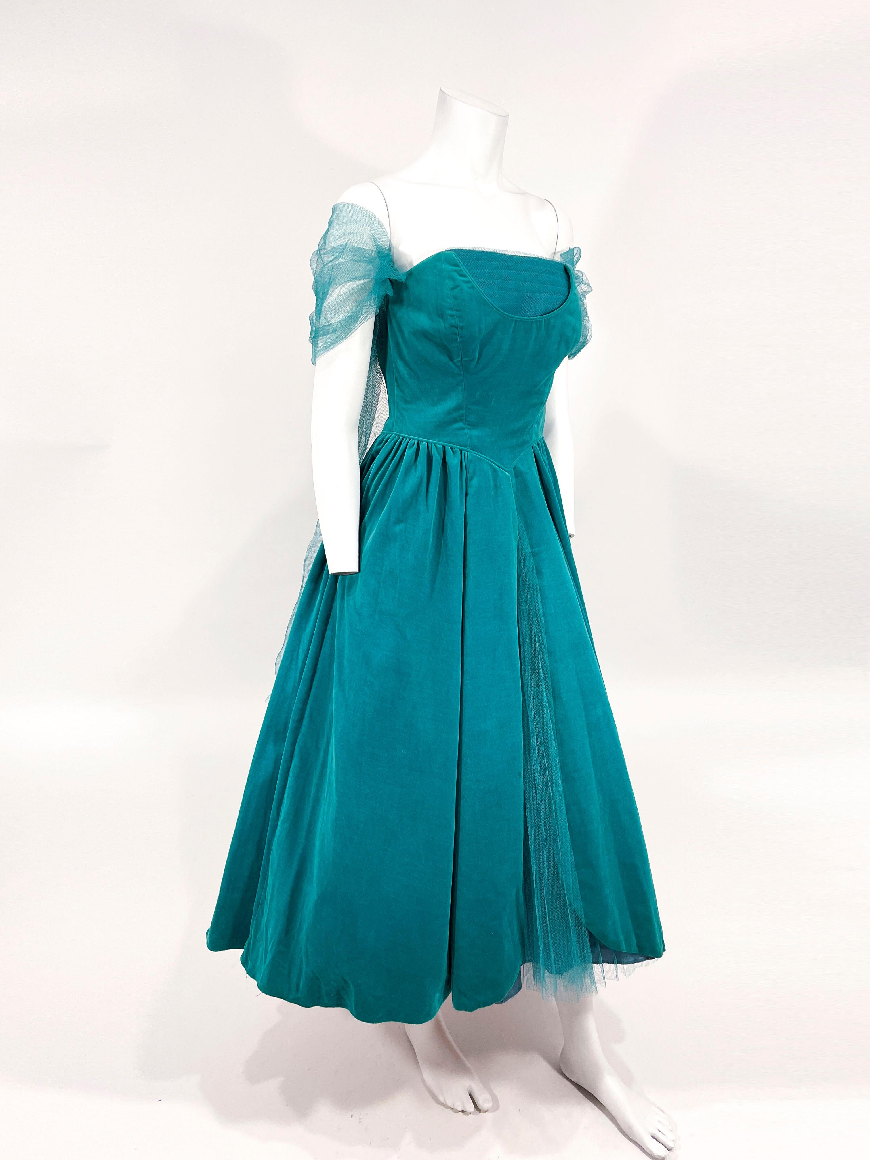 Vert Robe de soirée en velours vert Greene & Greene des années 1950 en vente