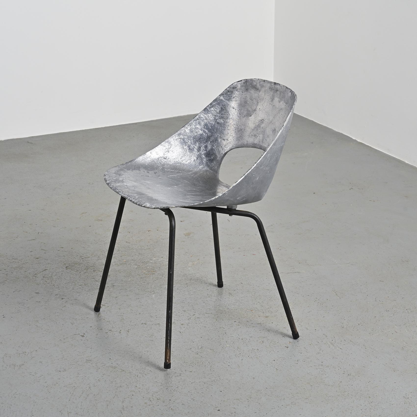 1950 Sedia in fusione di alluminio, Pierre Guariche per Steiner In condizioni buone in vendita a VILLEURBANNE, FR