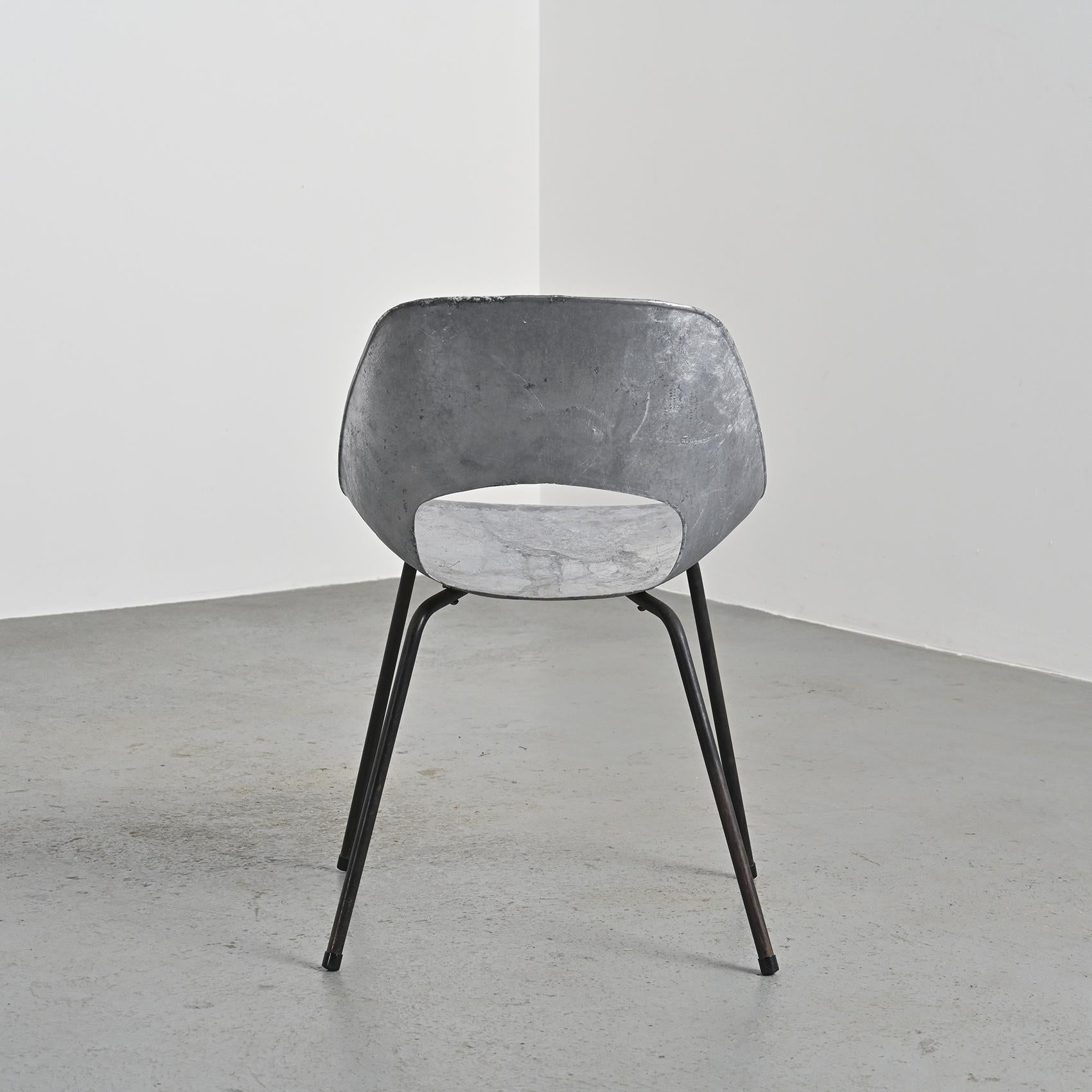 XX secolo 1950 Sedia in fusione di alluminio, Pierre Guariche per Steiner in vendita