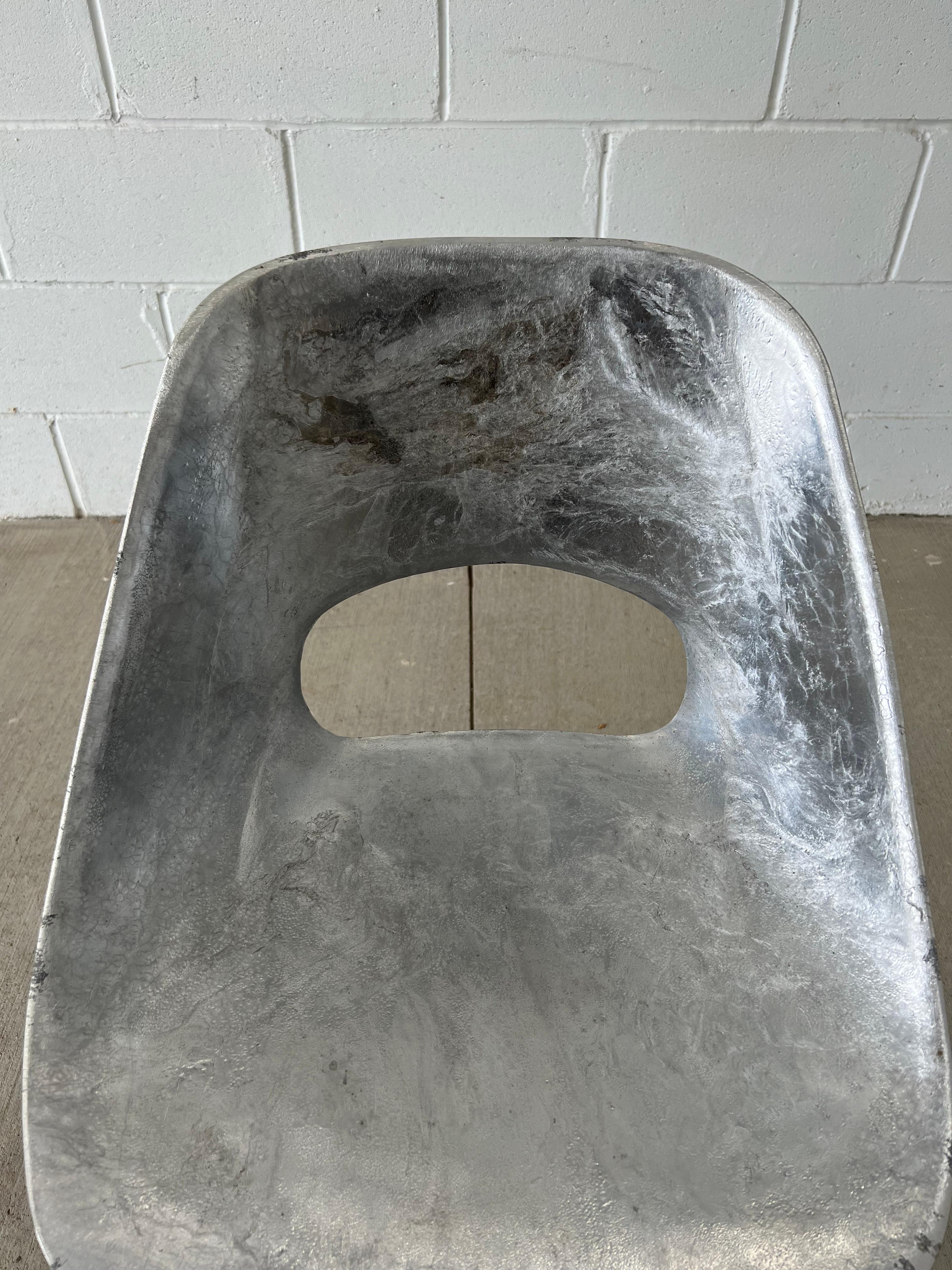 Chaise de salle à manger en aluminium coulé des années 1950 de Pierre Guariche pour Steiner en vente 3