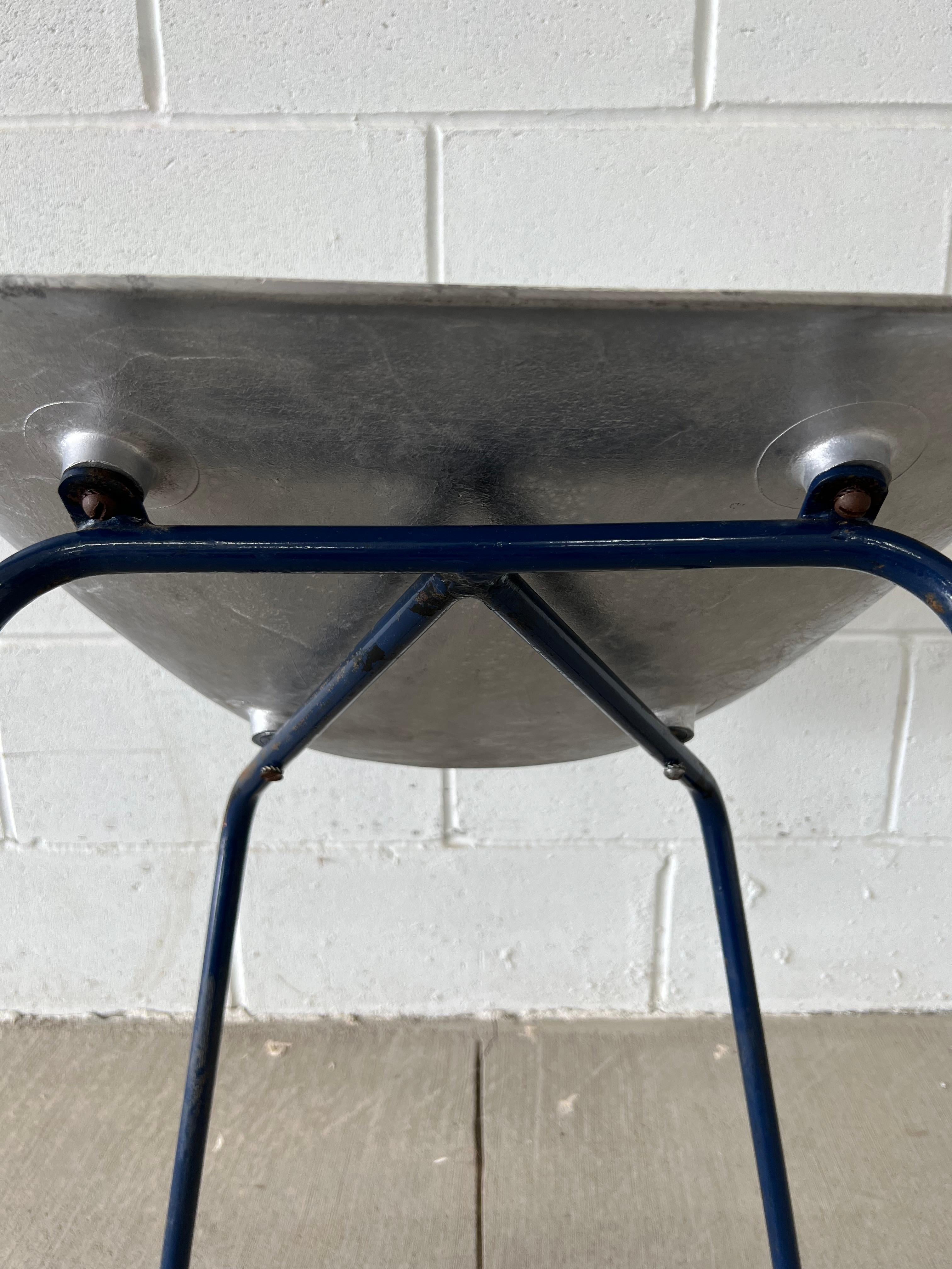 Chaise de salle à manger en aluminium coulé des années 1950 de Pierre Guariche pour Steiner en vente 6