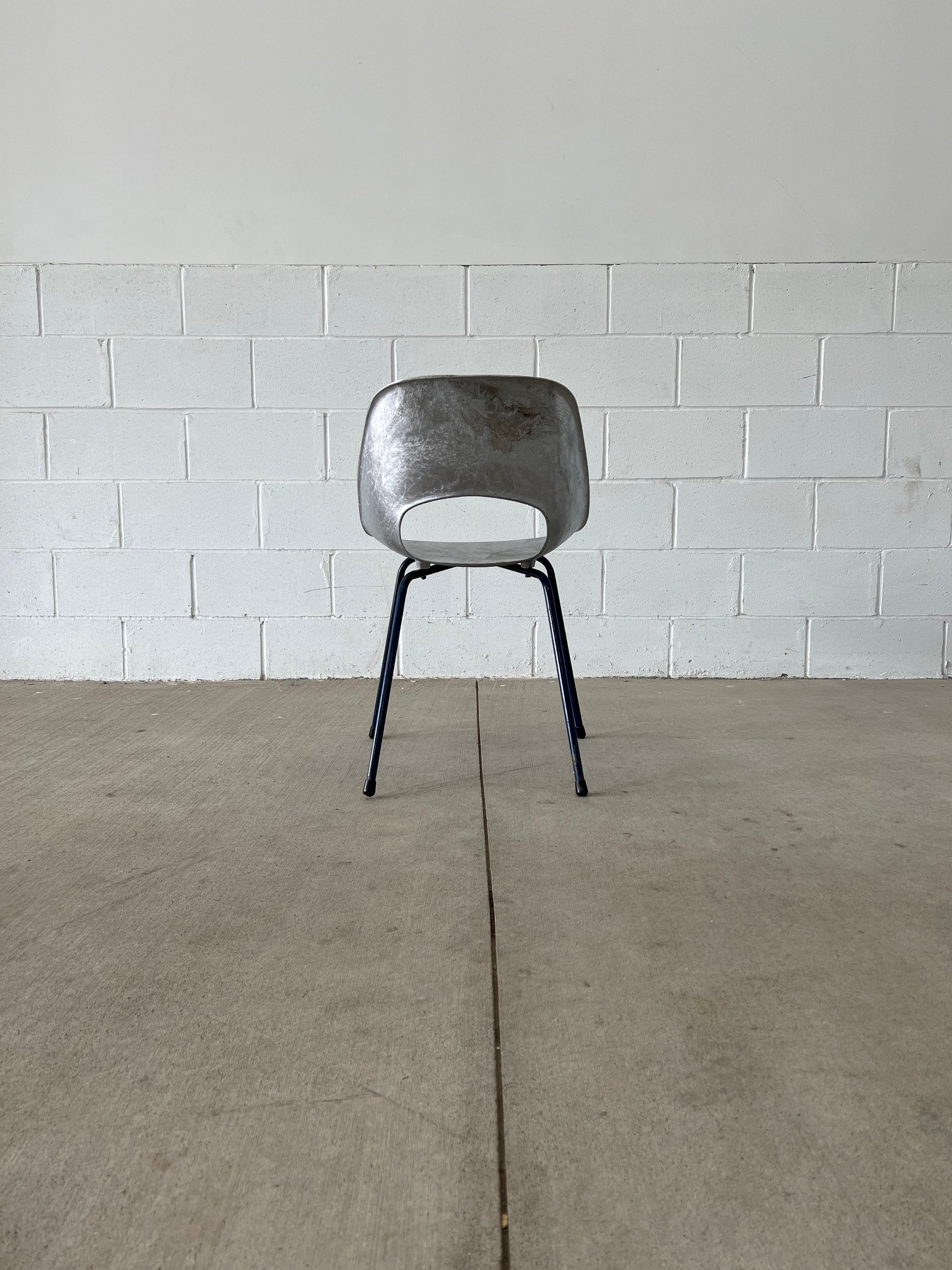 20ième siècle Chaise de salle à manger en aluminium coulé des années 1950 de Pierre Guariche pour Steiner en vente