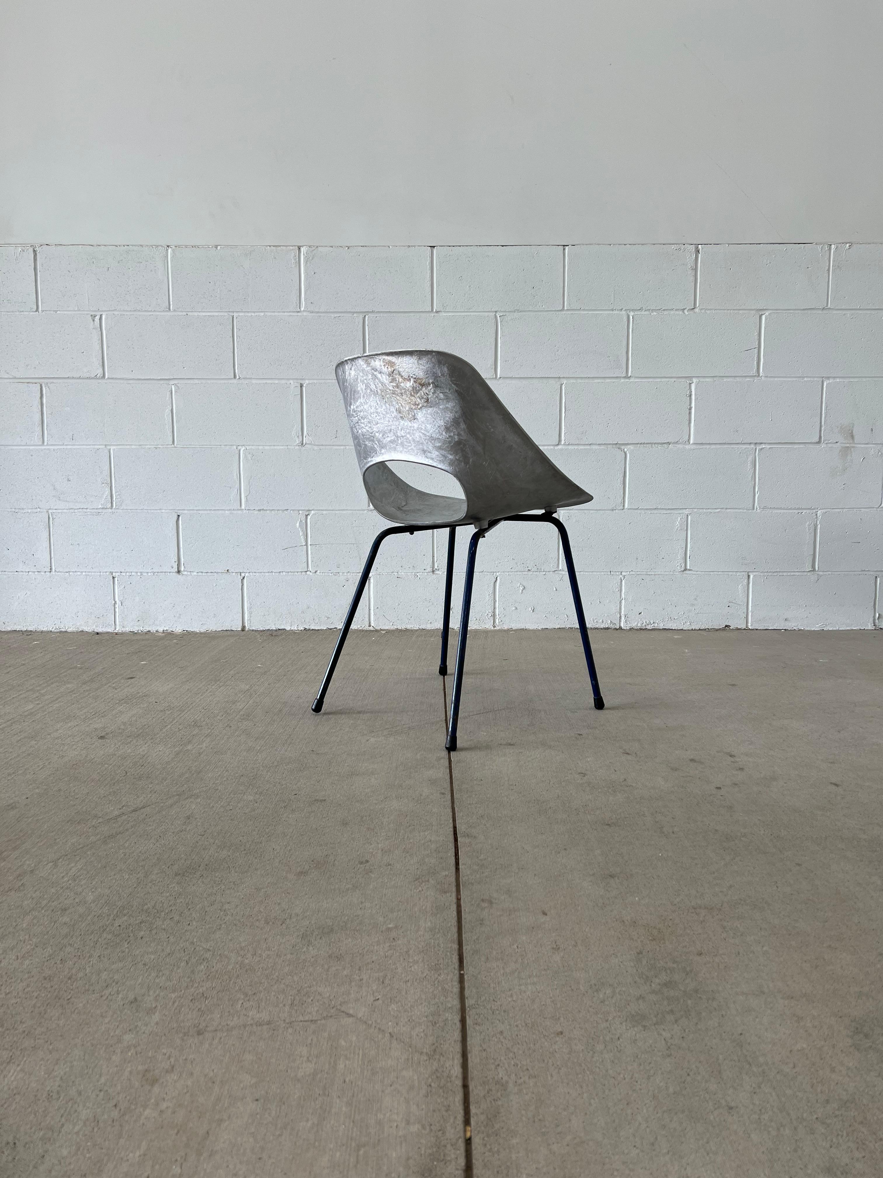 Aluminium Chaise de salle à manger en aluminium coulé des années 1950 de Pierre Guariche pour Steiner en vente