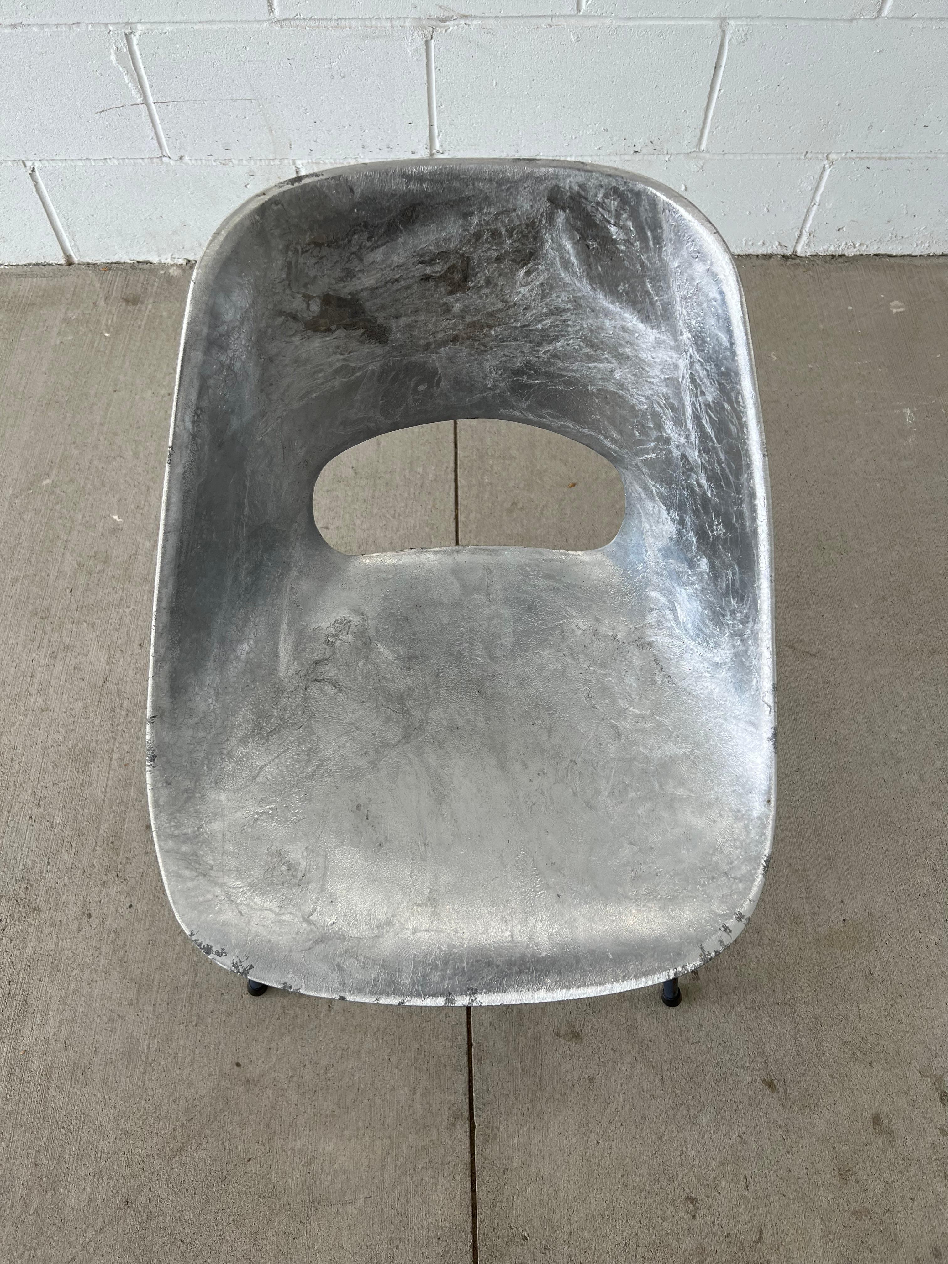 Chaise de salle à manger en aluminium coulé des années 1950 de Pierre Guariche pour Steiner en vente 1