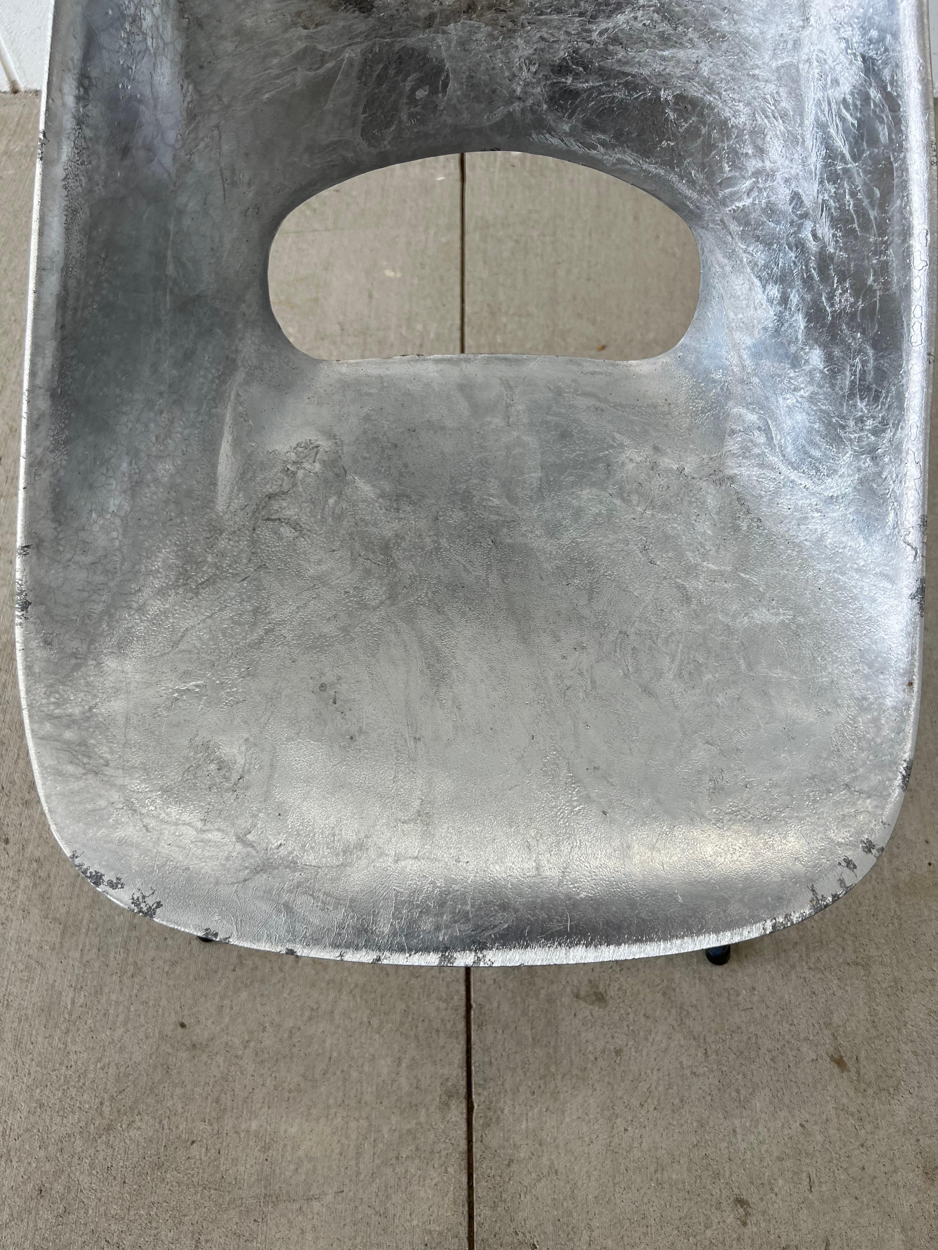 Esszimmerstuhl aus Aluminiumguss aus den 1950er Jahren von Pierre Guariche für Steiner im Angebot 2