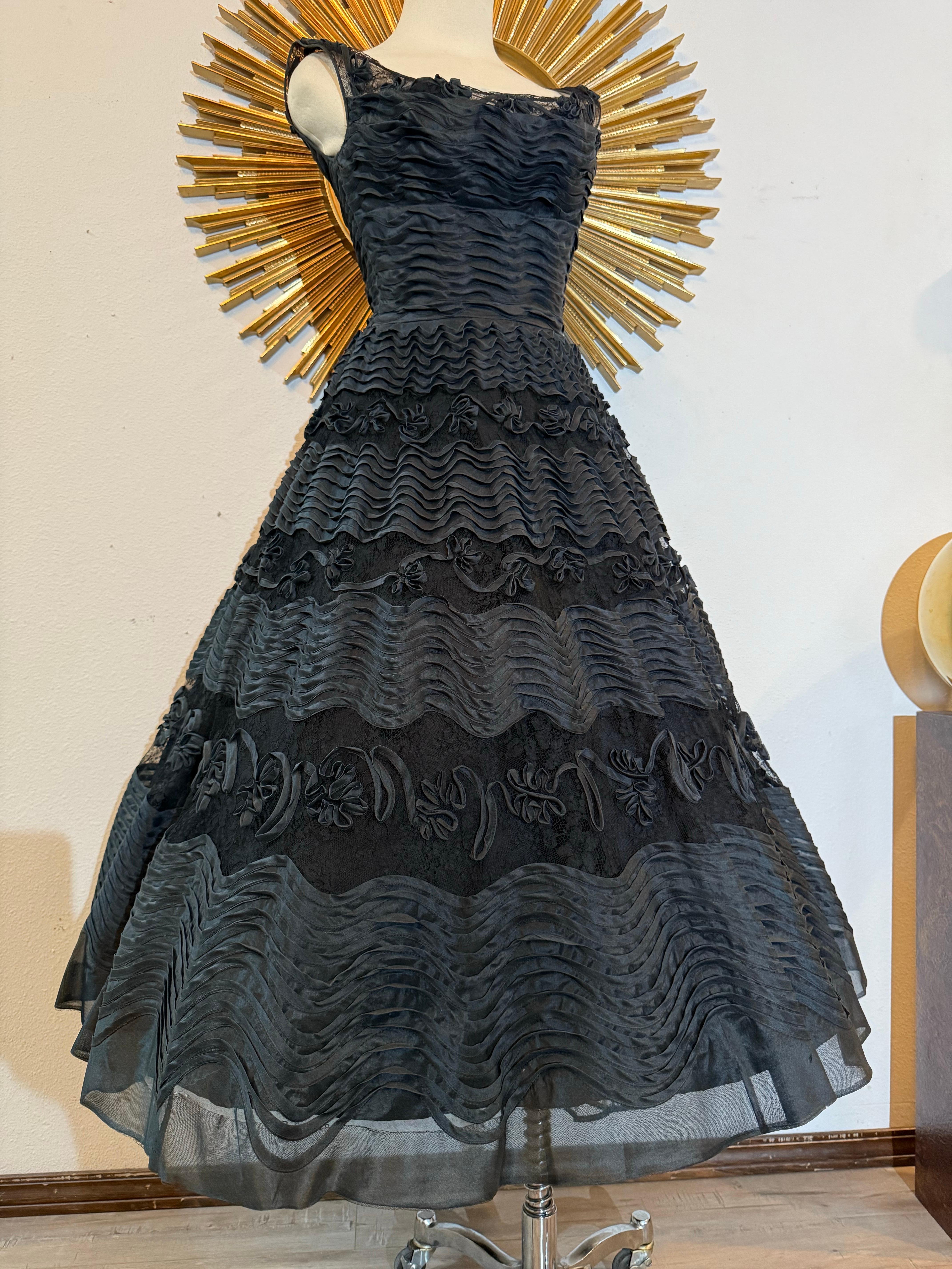 1950s Ceil Chapman Schwarz Seide Organza & Spitze New Look Cocktailkleid w Applique Banded Designs:  Ein wunderschönes Cocktail-Outfit von der geschätzten Designerin Ceil Chapman, das mit seinem Rundhalsausschnitt, der modellierten Taille und der