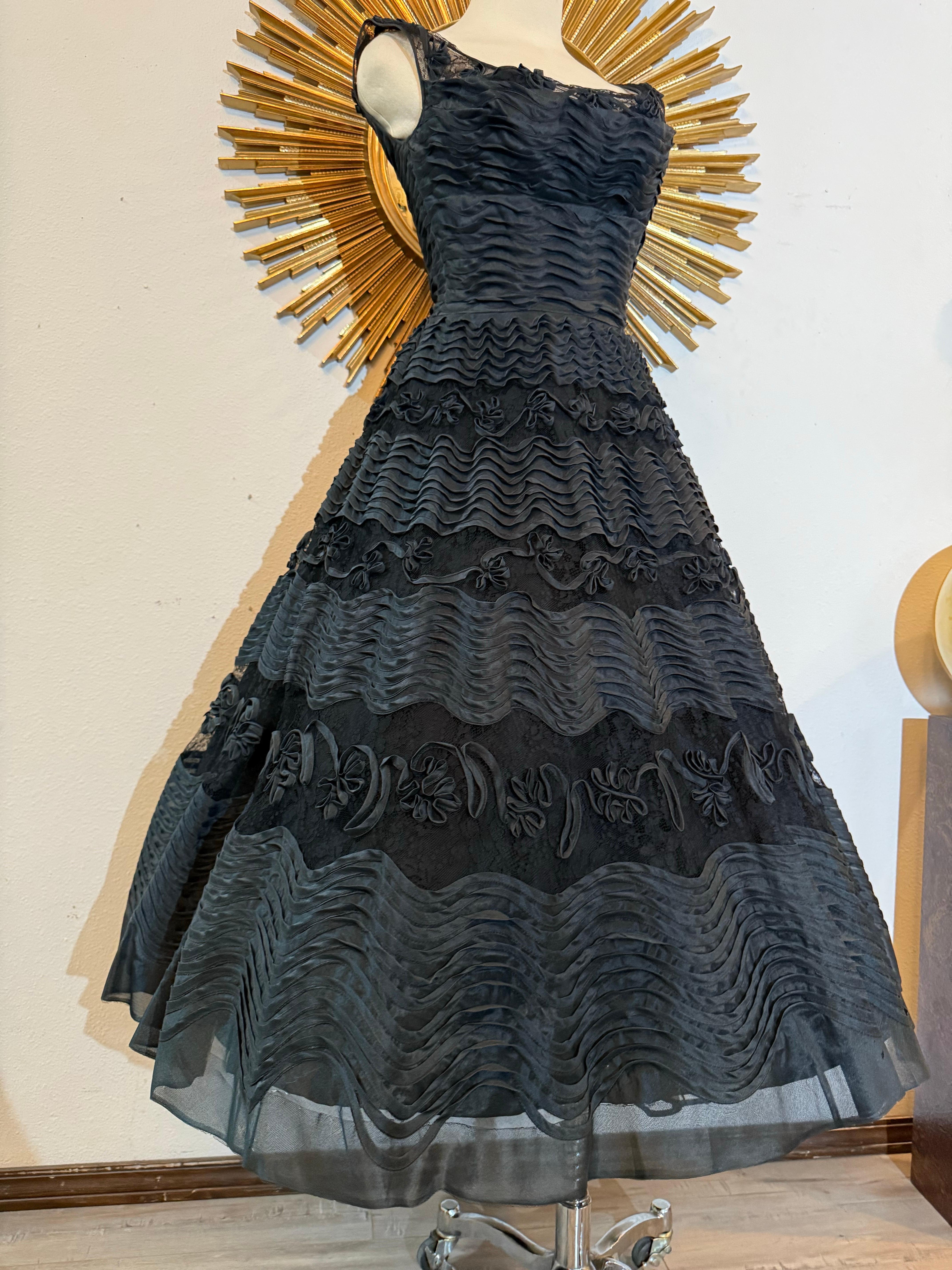 1950s Ceil Chapman Schwarz Seide Organza & Spitze New Look Cocktailkleid w Applique im Angebot 1