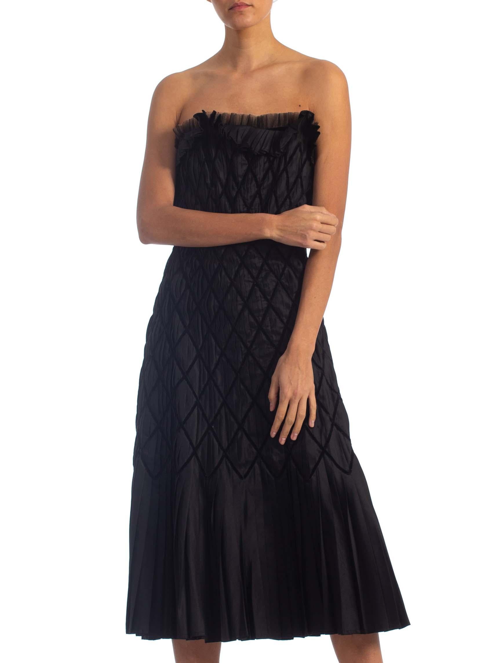 1950S Black Strapless Silk Taffeta Dress Pleated With Velvet Ribbon Latticework In Excellent Condition For Sale In New York, NY