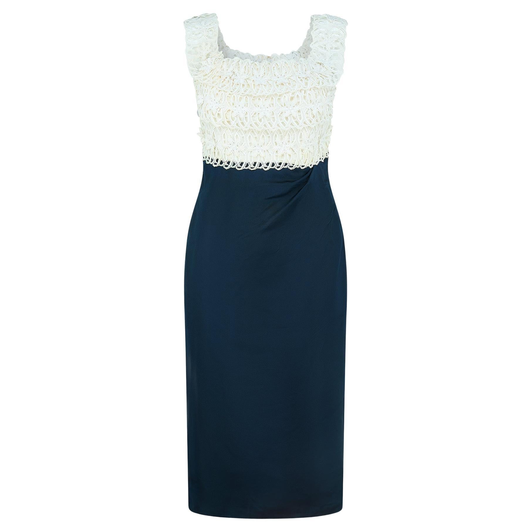 1950er Ceil Chapman Marinefarbenes Seidenkleid mit weißem Spitzenoberteil im Angebot