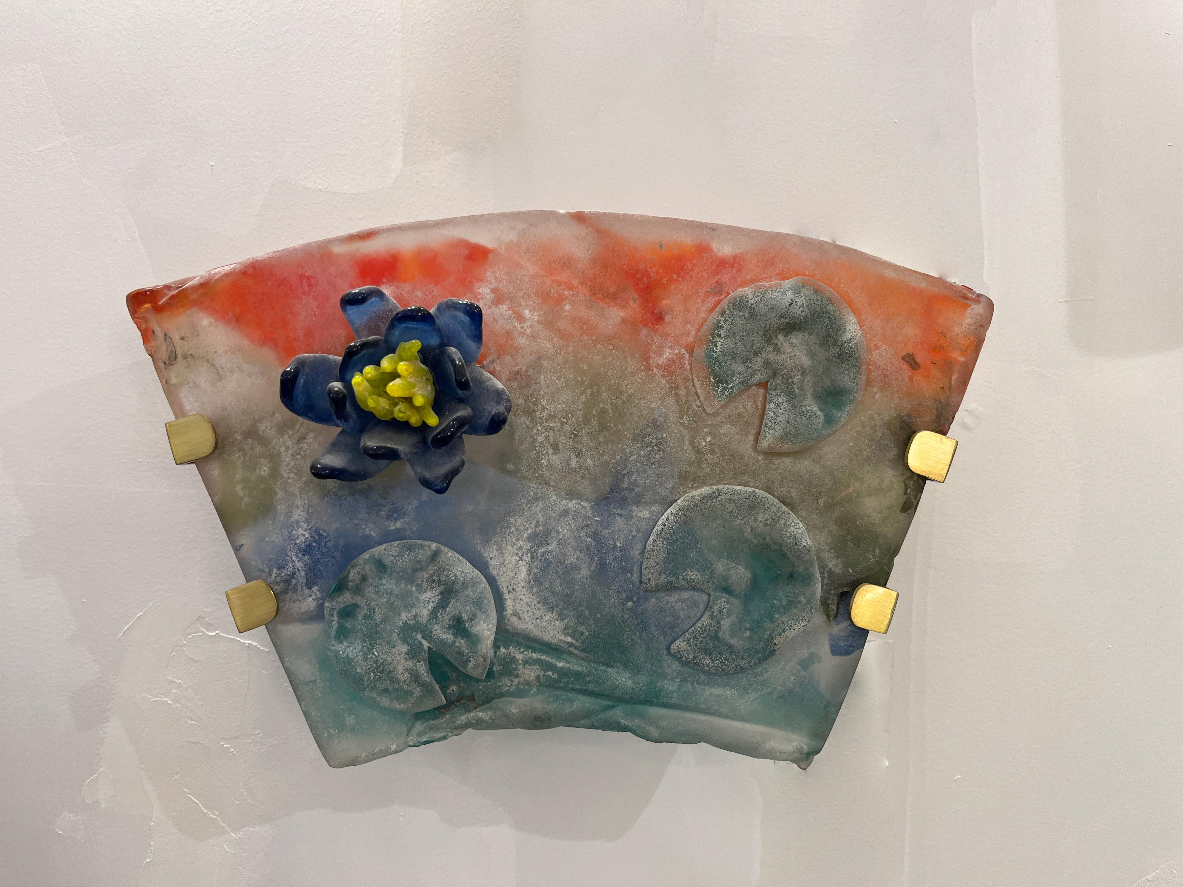 Eine sehr farbenfrohe und lustige Art Deco Design-Wandleuchte von Cenedese, handgefertigt aus orangefarbenem, gelbem, blauem und grünem, sehr dickem Murano-Glas (ein Zoll), das mit der Scavo-Technik bearbeitet wurde. Das reichhaltige mundgeblasene