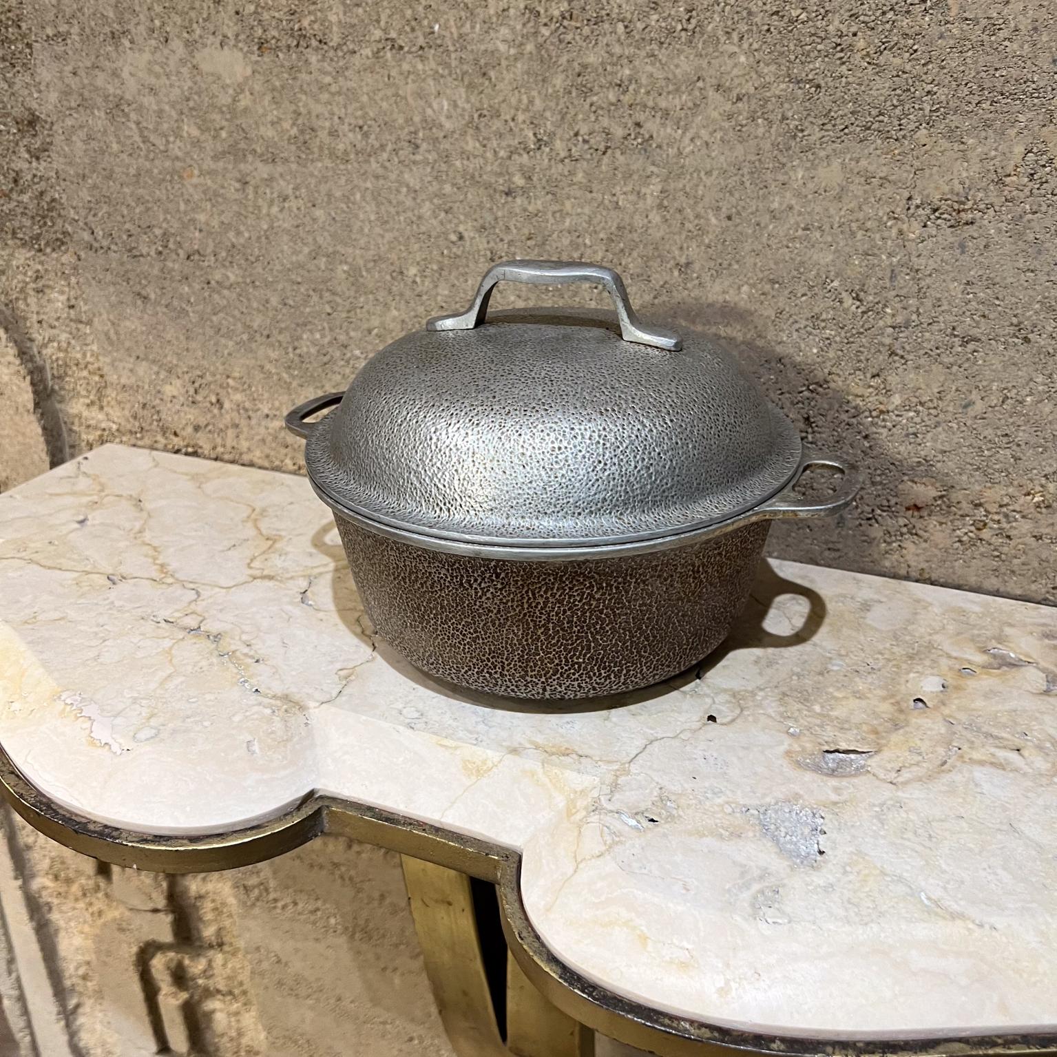 1950s Century Silver Seal Hammered Aluminum Dutch Oven Roaster 
6.5 h x 10 w x 8 diameter
Preowned original vintage
Refer to images provided