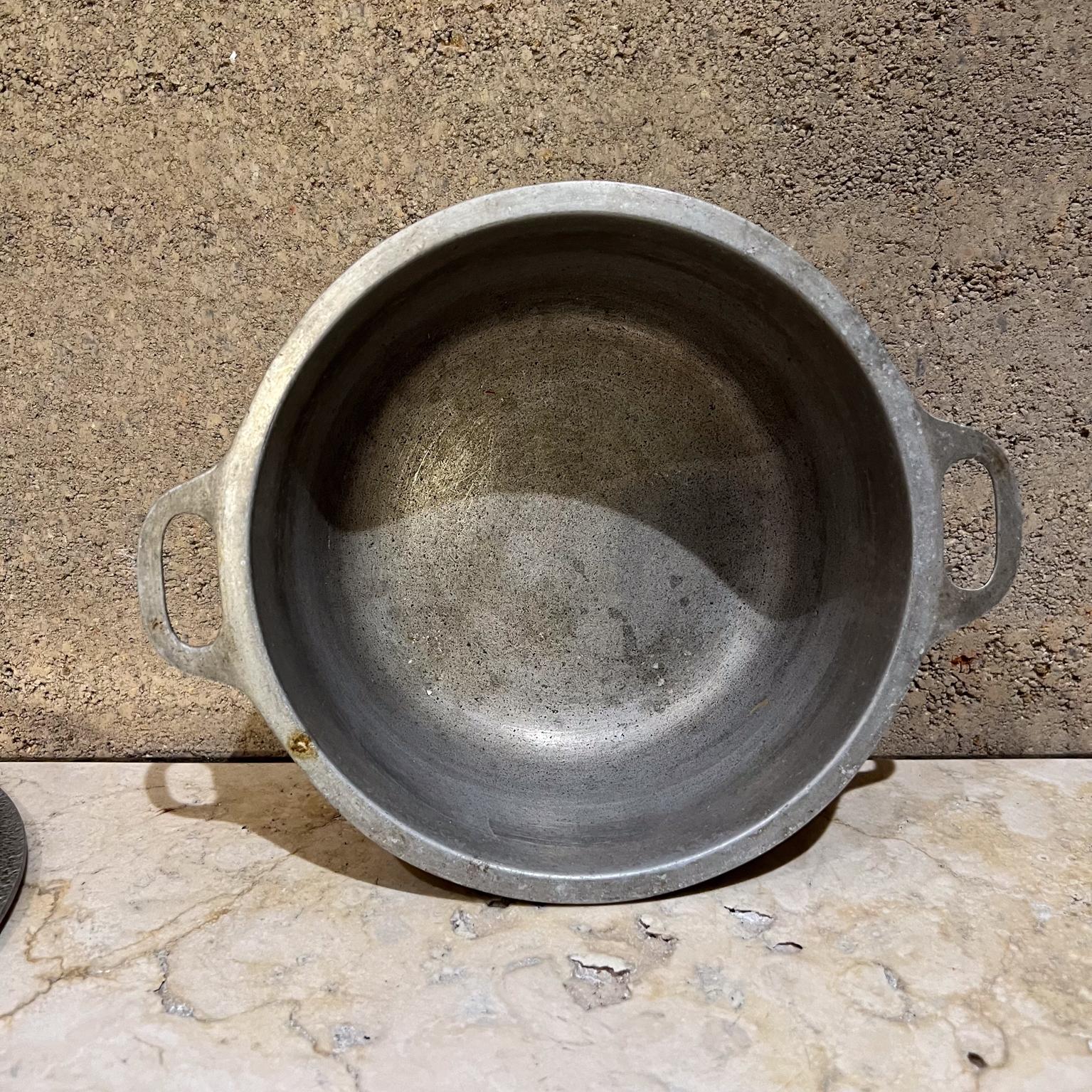 1950s Century Silver Seal Hammered Aluminum Dutch Oven Roaster  In Good Condition For Sale In Chula Vista, CA