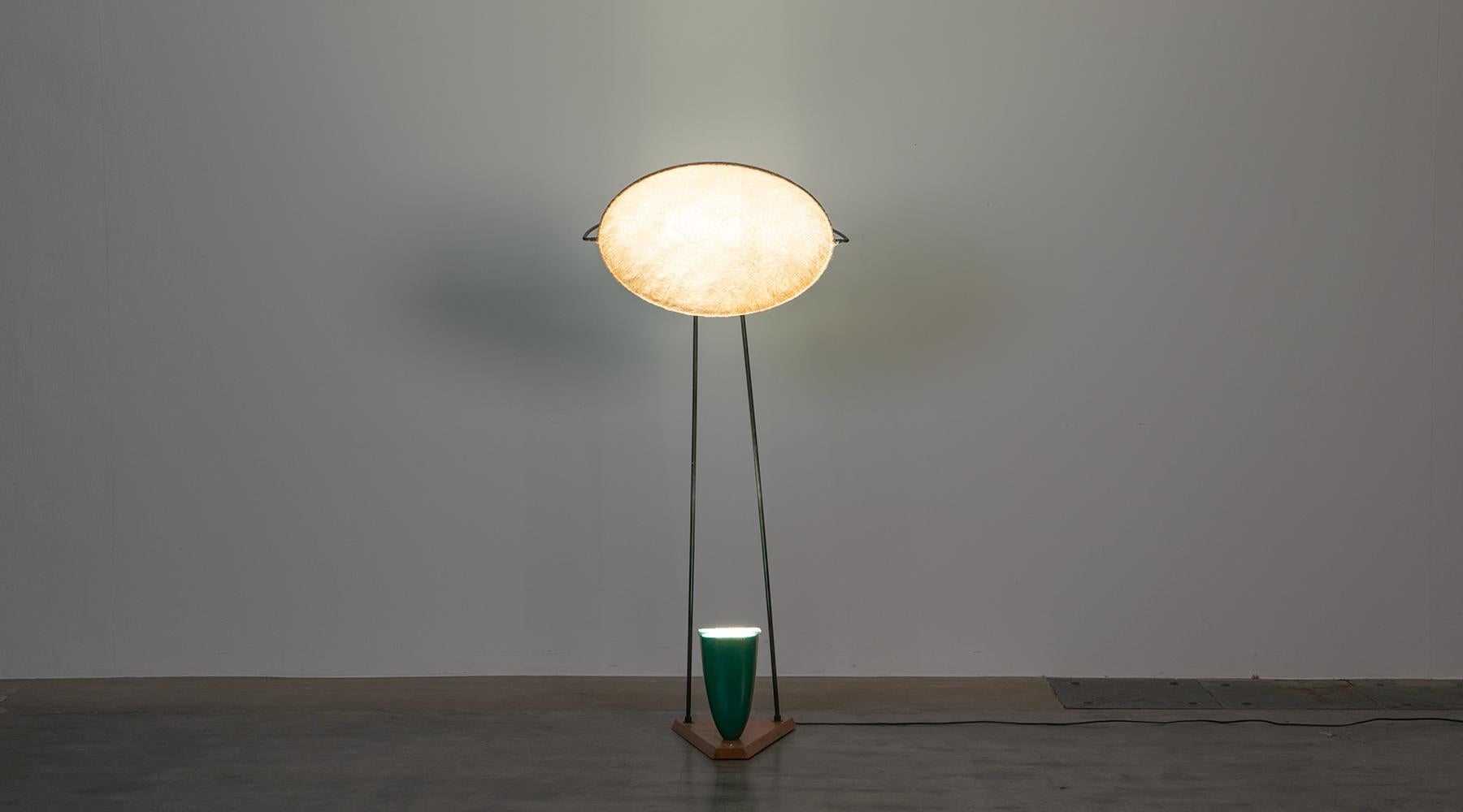 Floor lamp, ceramic shade and fiberglass diffuser by Mitchel Bobrick, USA, 1950.

A marvellous example of 1950s modernism by US-designer Mitchell Bobrick. The lamps exceptional elements produce a sculptural character, making it typical for