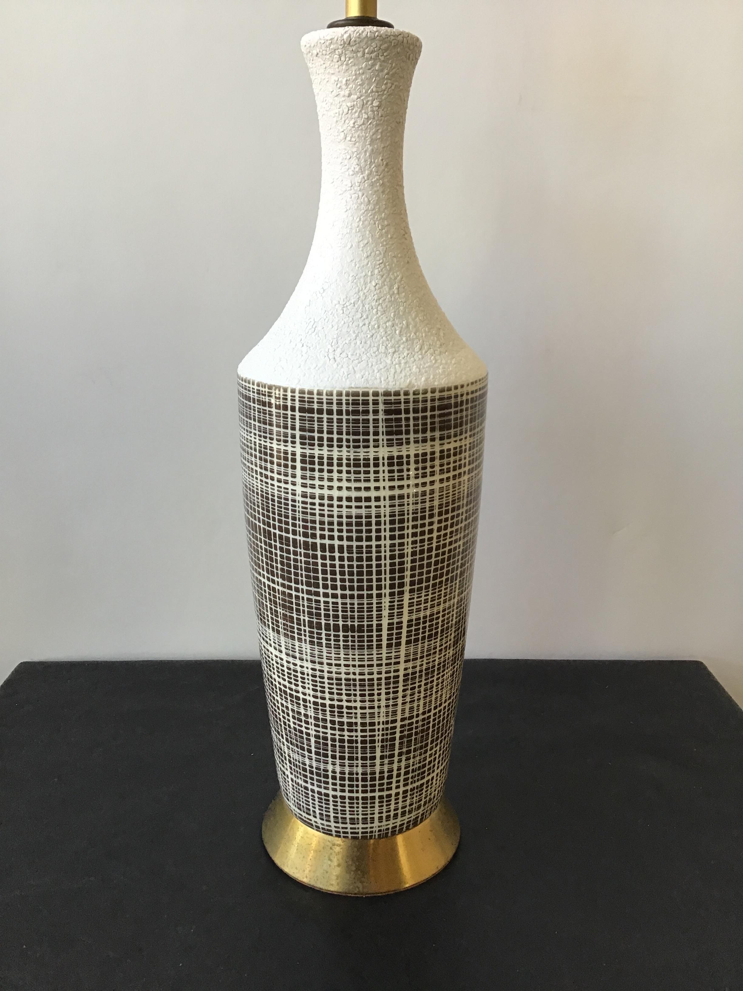 1950s ceramic grid pattern brown and white table lamp. Needs rewiring.