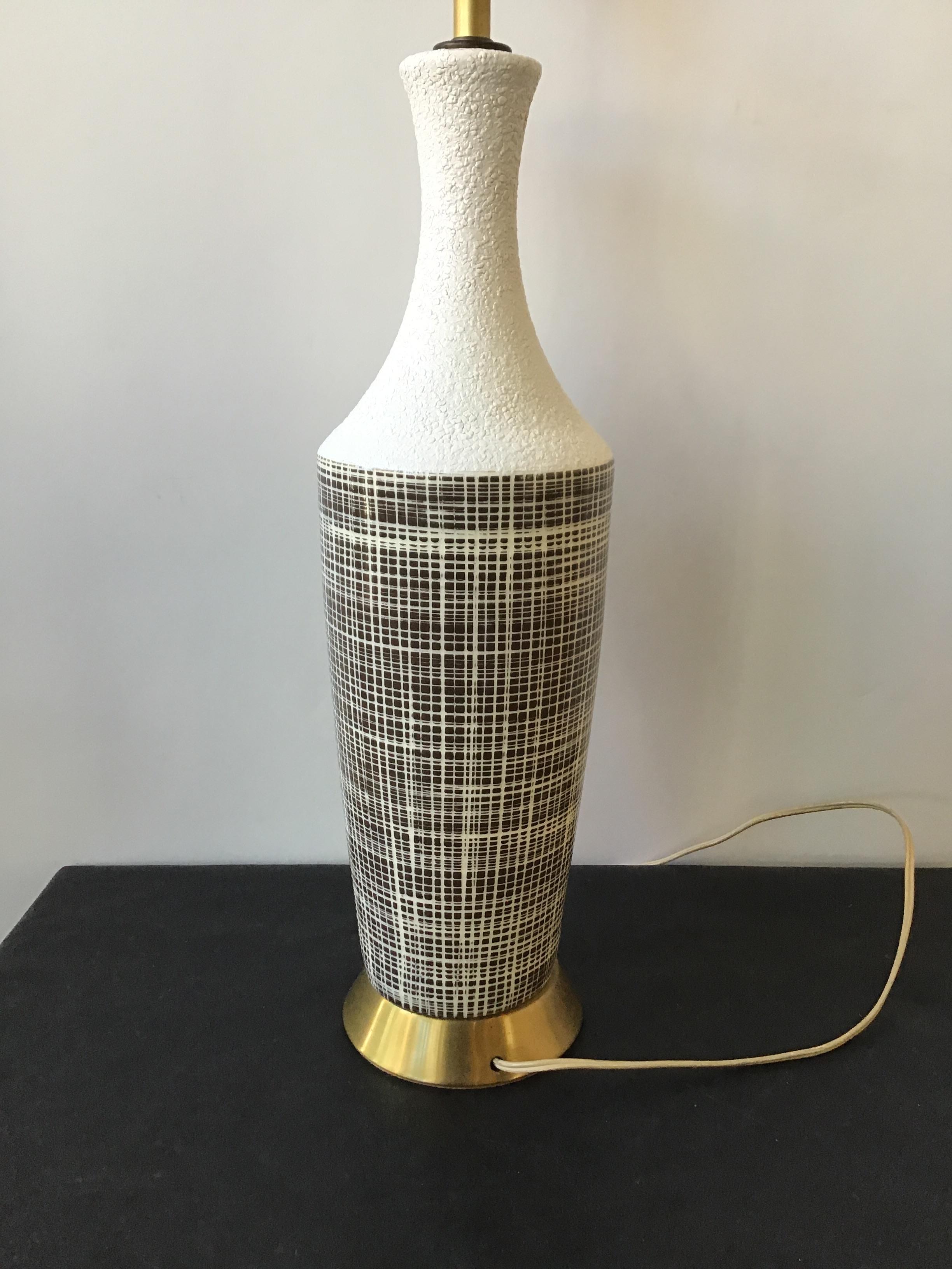 1950s Ceramic Grid Pattern Brown or White Table Lamp In Good Condition For Sale In Tarrytown, NY