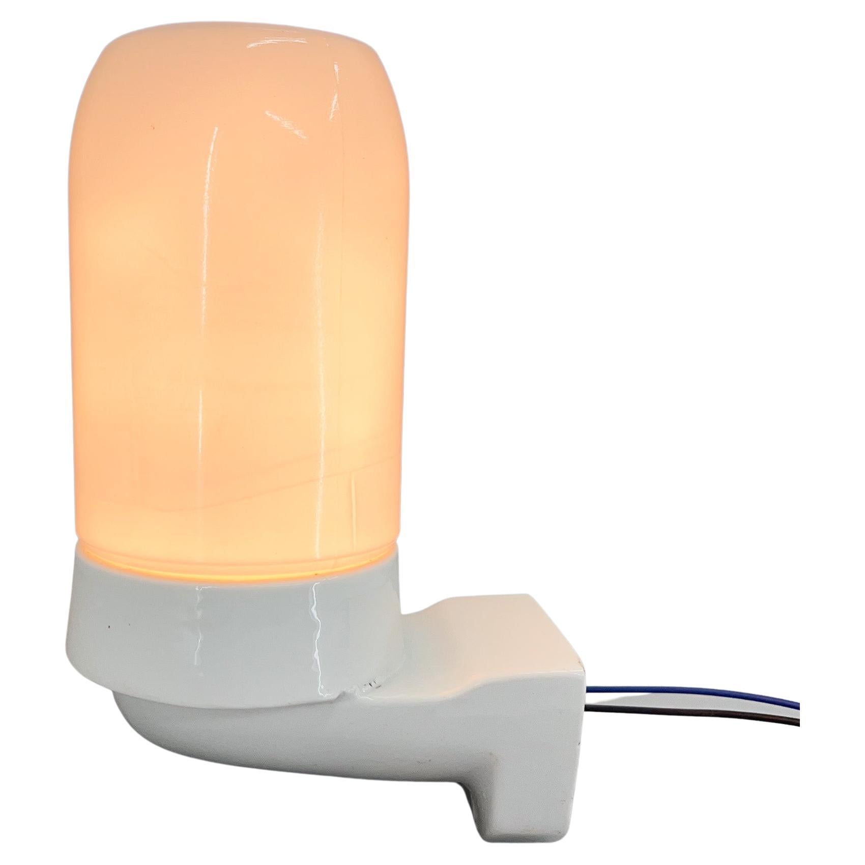 Lampe murale en céramique et verre opalin des années 1950, Tchécoslovaquie