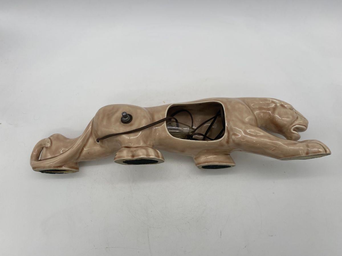 Américain 1950s Ceramic Rare Beige Panther Cat T.V. Lampe mi-siècle moderne en vente