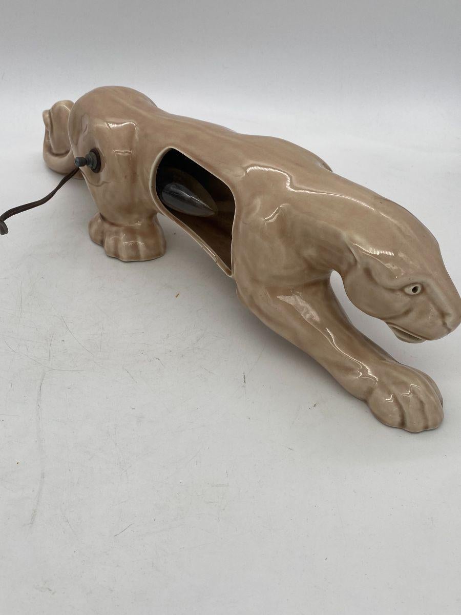 1950s Ceramic Rare Beige Panther Cat T.V. Mid Century Modern Lamp In Good Condition For Sale In Van Nuys, CA
