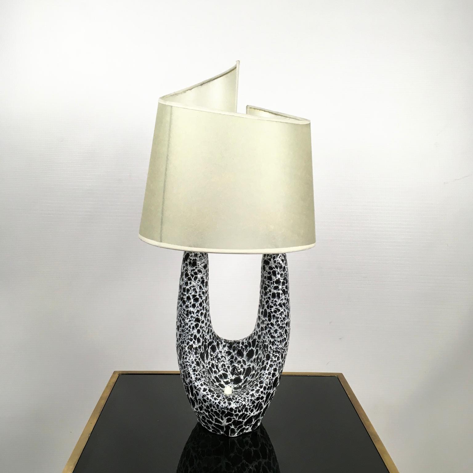 Lampe de table en céramique des années 1950 par l'artiste français Le Vaucour pour Vallauris....
Base en glaçure noire et blanche avec son propre abat-jour original.
 