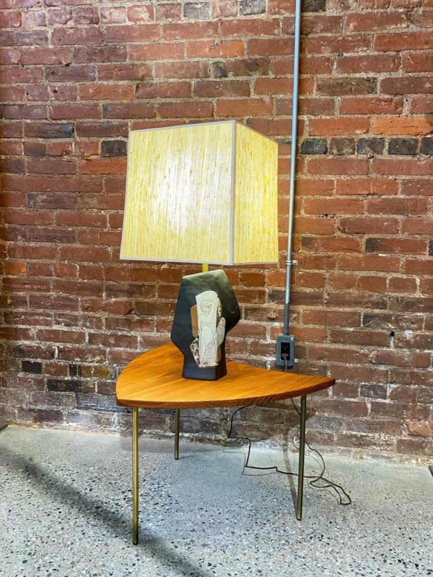 Découvrez une rare et étonnante lampe de table en céramique de forme libre, datant des années 1950, des mains artistiques de Marianna Von Allesch. Son captivant design asymétrique présente une gravure incisée représentant deux personnages. La lampe,