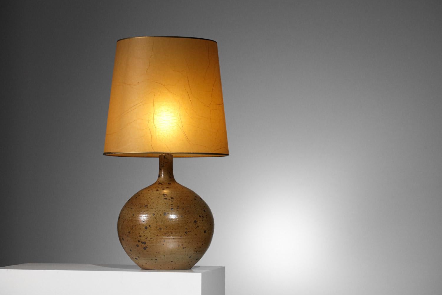 French table lamp from the 60's from atelier la Borne. Stoneware base with speckled enamel. Very nice vintage condition of the vase (see pictures). Lampshade of presentation made on request. Recommended LED bulb type B22. 