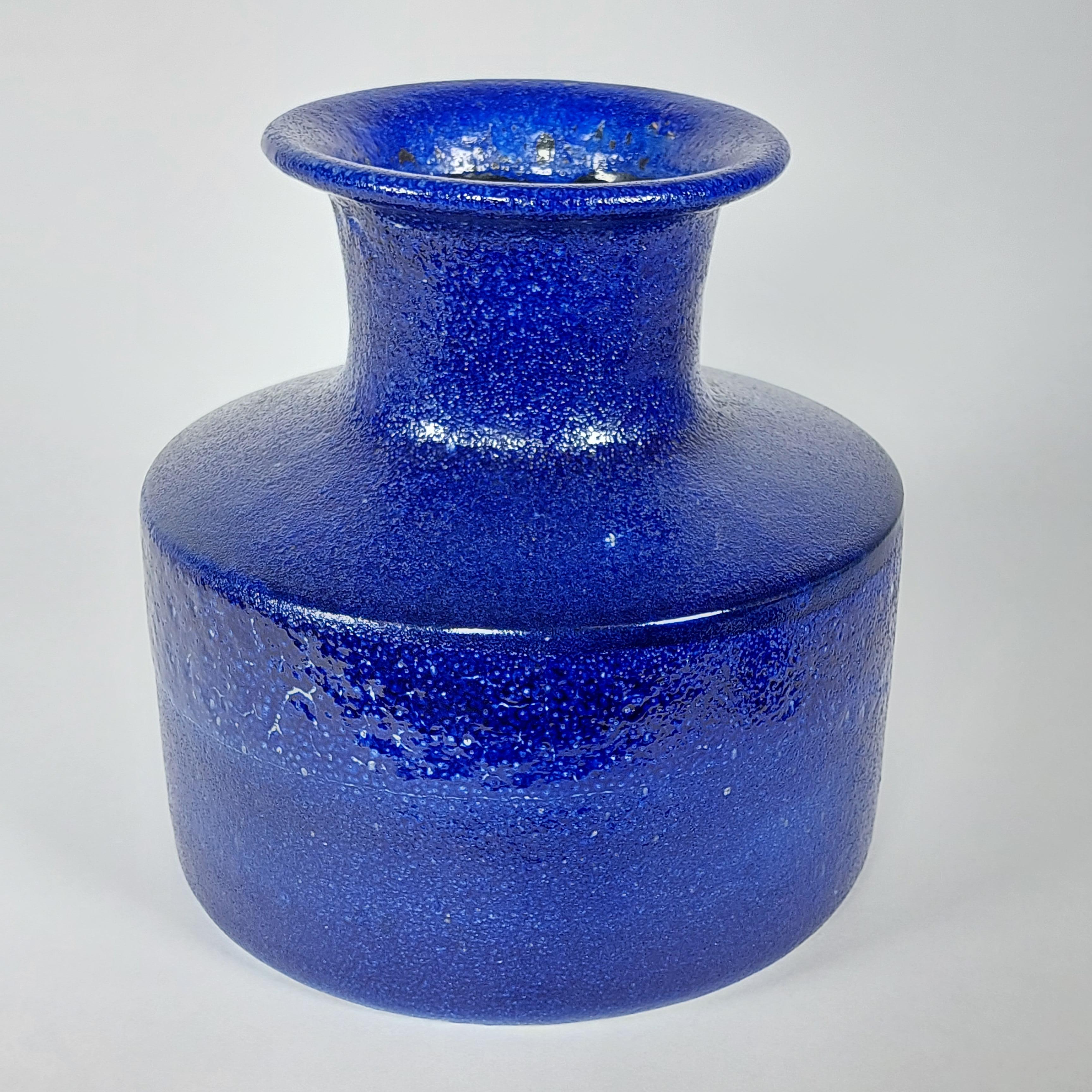 Leuchtend blaue Vase des Schweizer Künstlers und Töpfers André Freymond. Mittelgroßes Stück aus den späten 1950er bis frühen 1960er Jahren. Freymonds Stücke sind oft einzigartig, denn der Künstler hat eine Vorliebe dafür, selten zwei gleiche Stücke