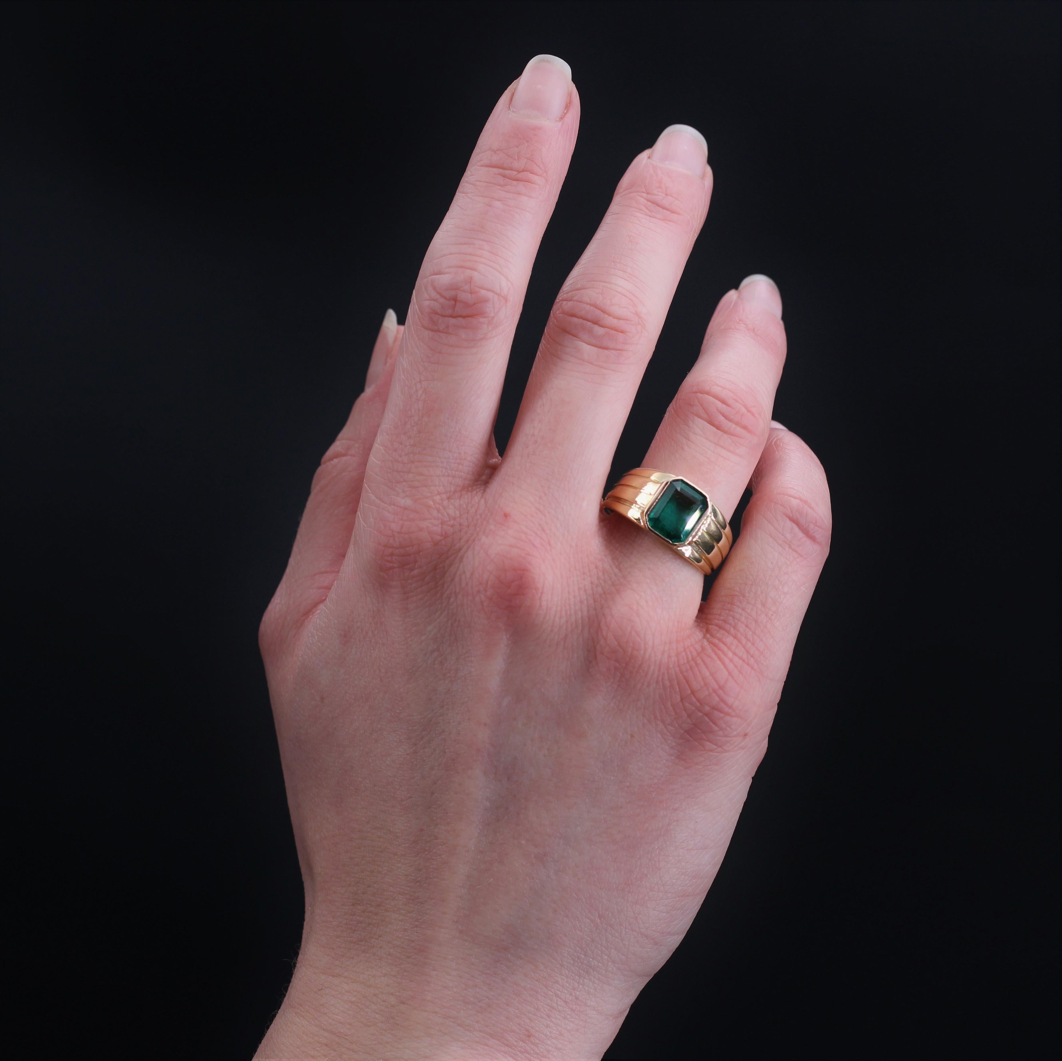1950s Certified 2.92 Carat Emerald 18 Karat Yellow Gold Ring For Sale 4