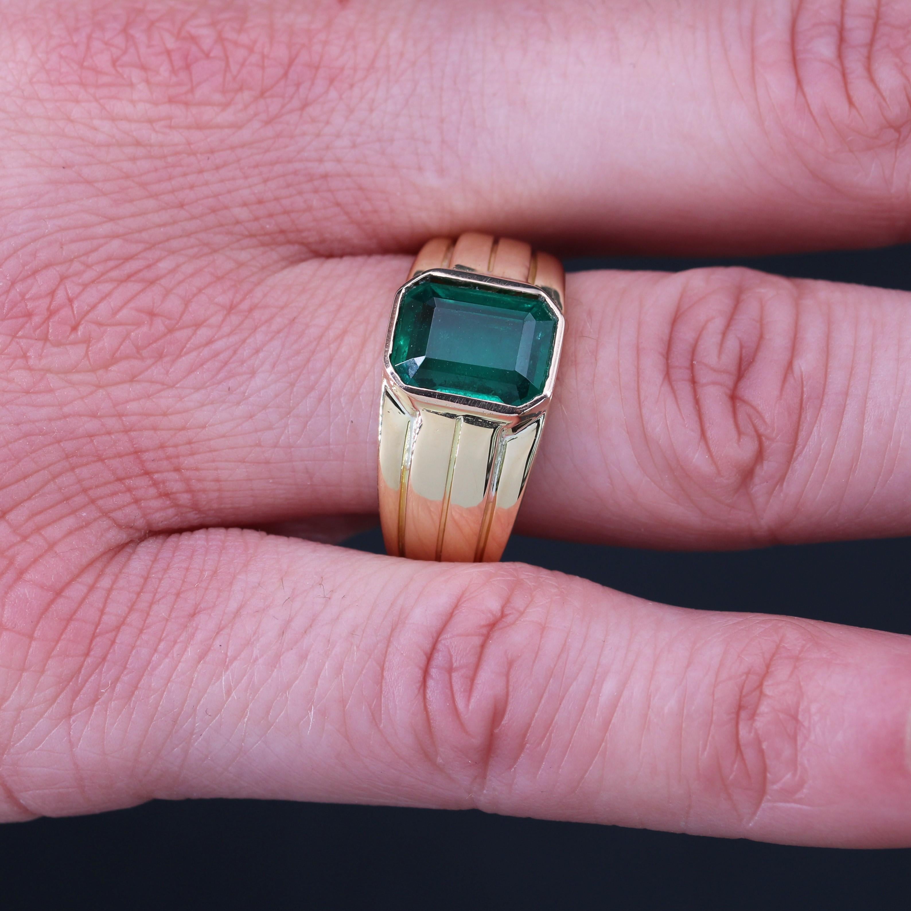 1950s Certified 2.92 Carat Emerald 18 Karat Yellow Gold Ring For Sale 5
