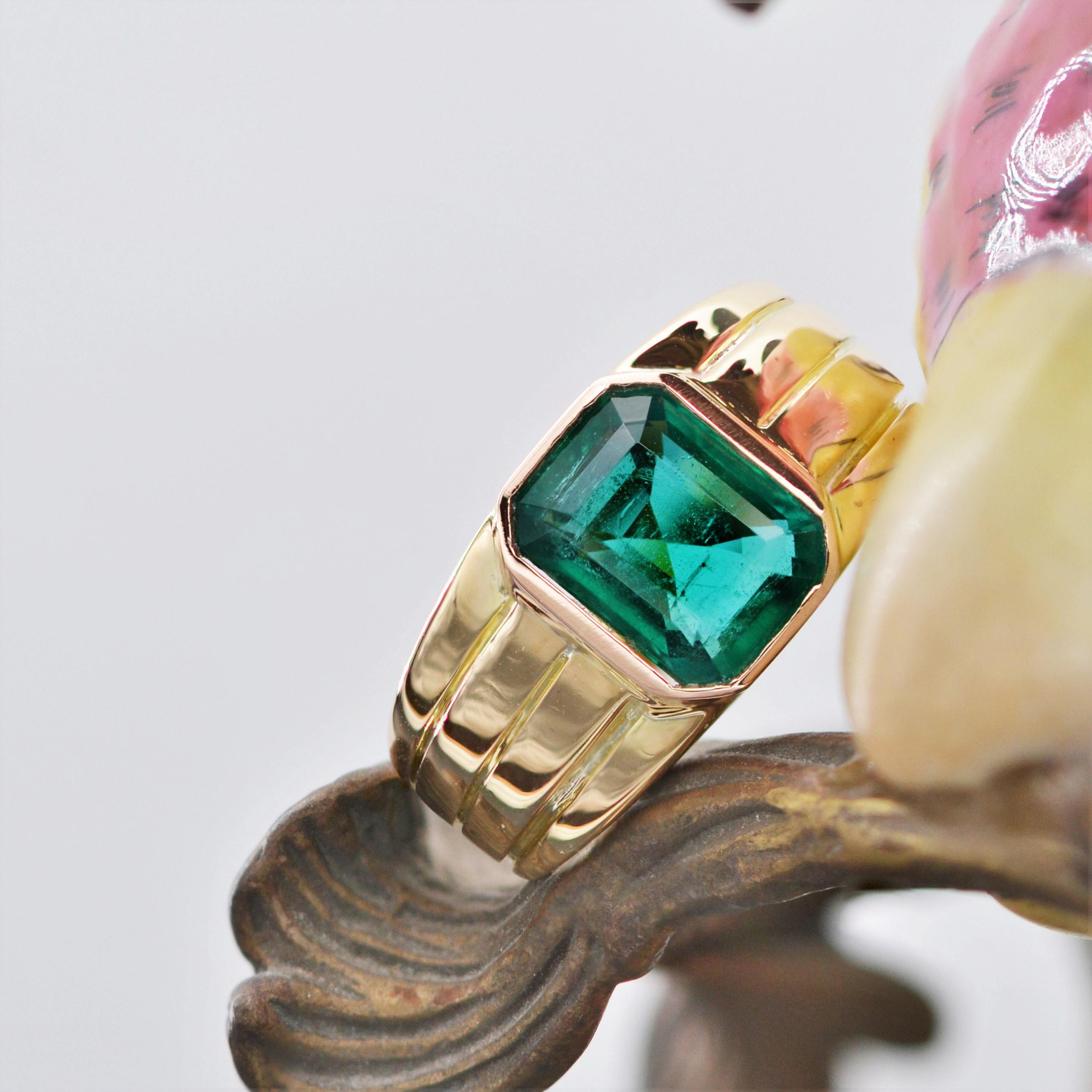 1950s Certified 2.92 Carat Emerald 18 Karat Yellow Gold Ring For Sale 6