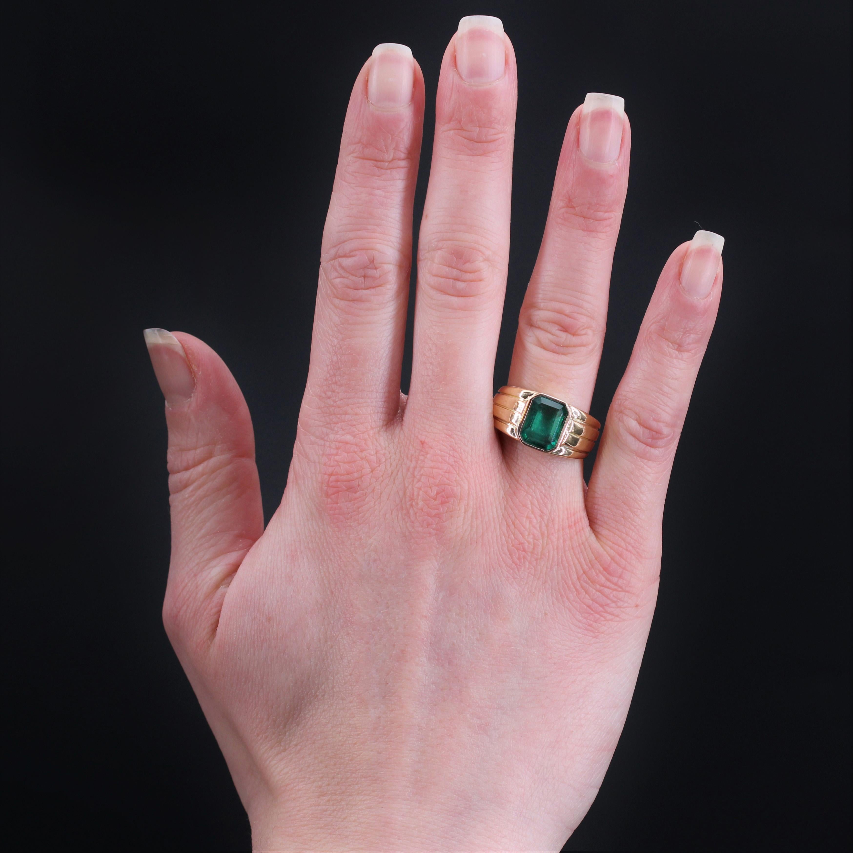 Ring in 18 karat yellow gold ring, own hallmark.
Vintage ring, its setting presents a decoration of lines on all its body. It is closed set on the top of a degrees- cut emerald of an intense and sharp green.
Total weight of the emerald : about 2.92