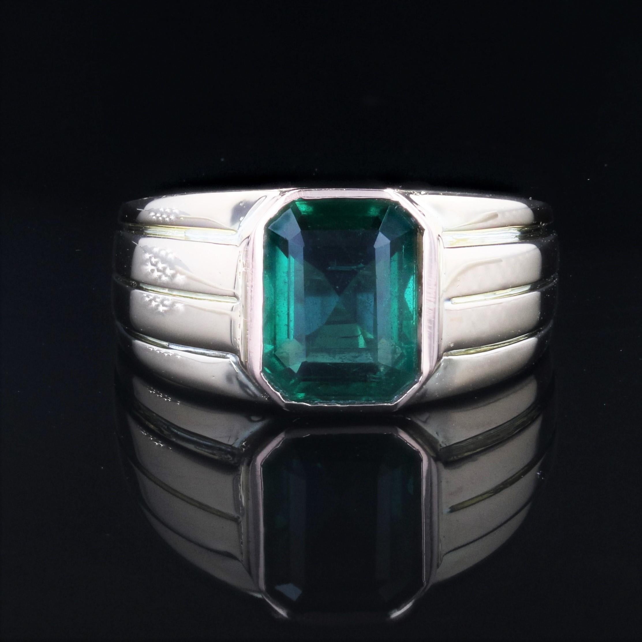 Retro 1950s Certified 2.92 Carat Emerald 18 Karat Yellow Gold Ring For Sale